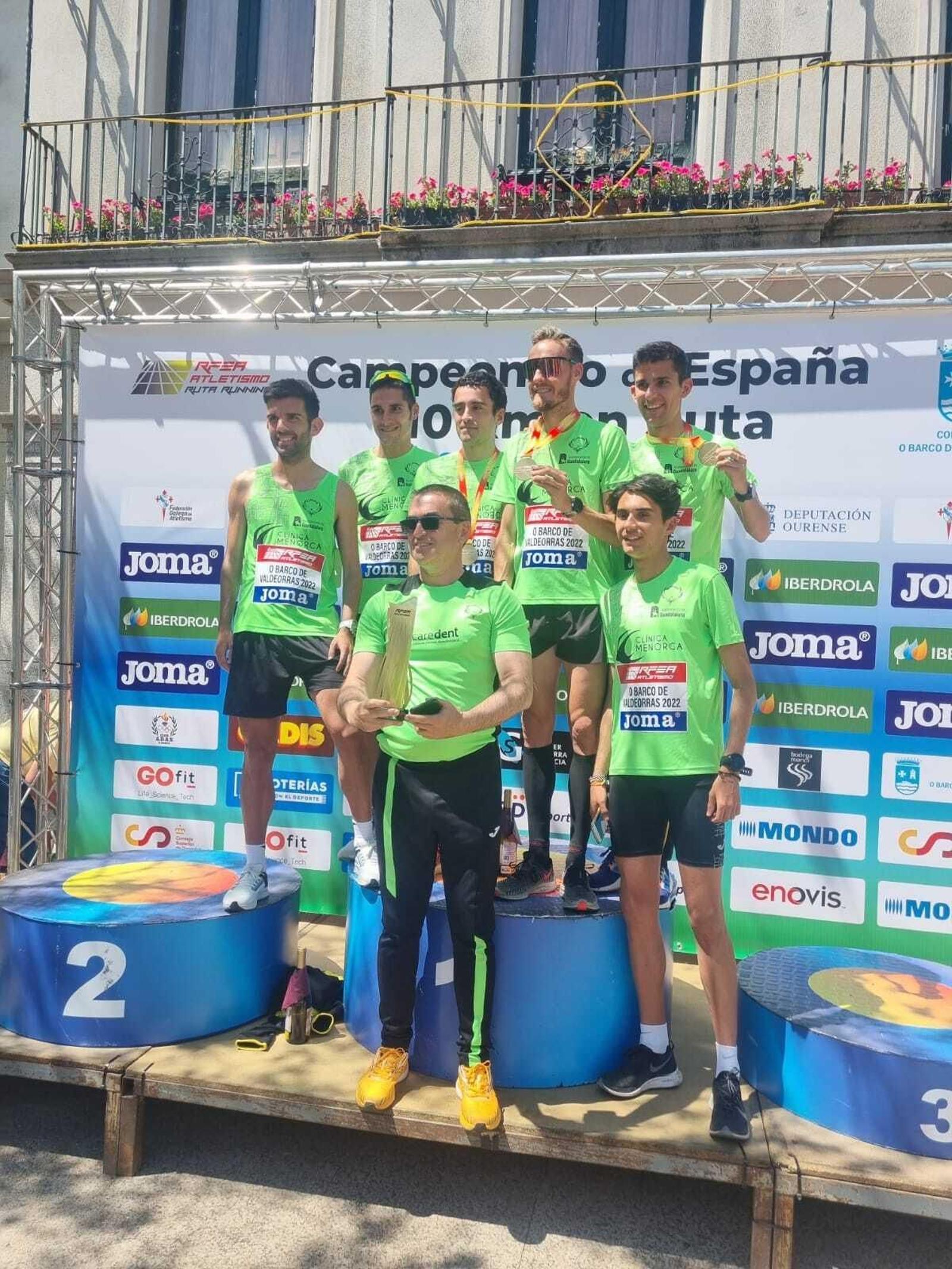 David Palacio, a la derecha con gafas, junto con su equipo.