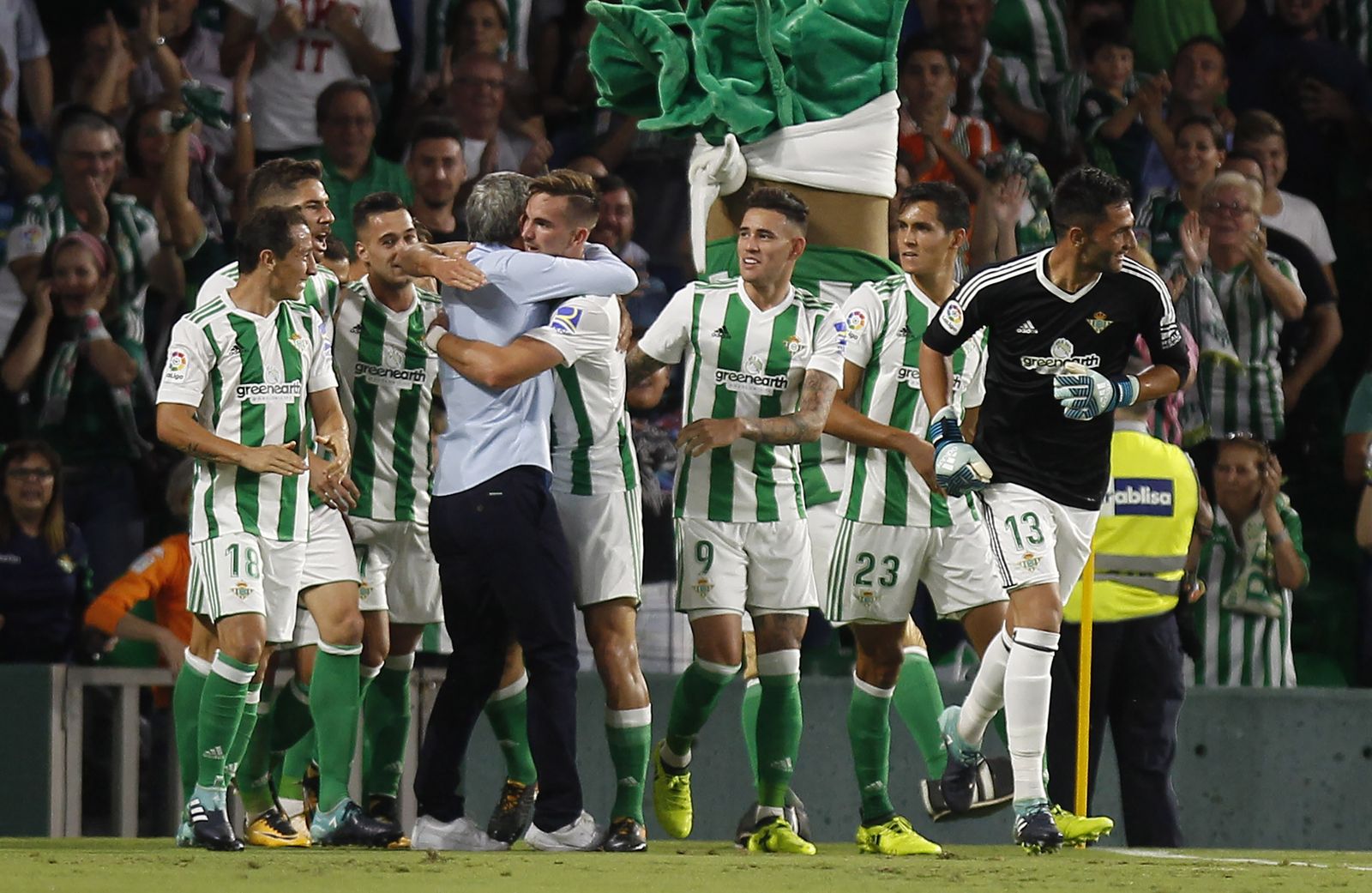 Setién y Fabián se abrazan y festejan el gol con el resto de jugadores.
