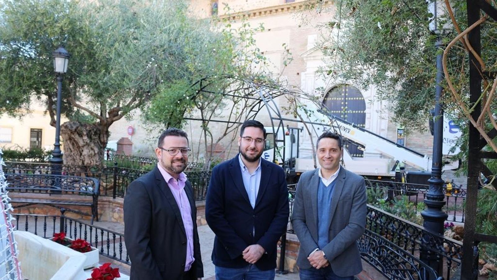 Moisés Valdivia Bernabeu, jefe de servicio de Clece; José Díaz Ibáñez, alcalde de Tabernas; Diego López Sánchez, gerente provincial de Clece.