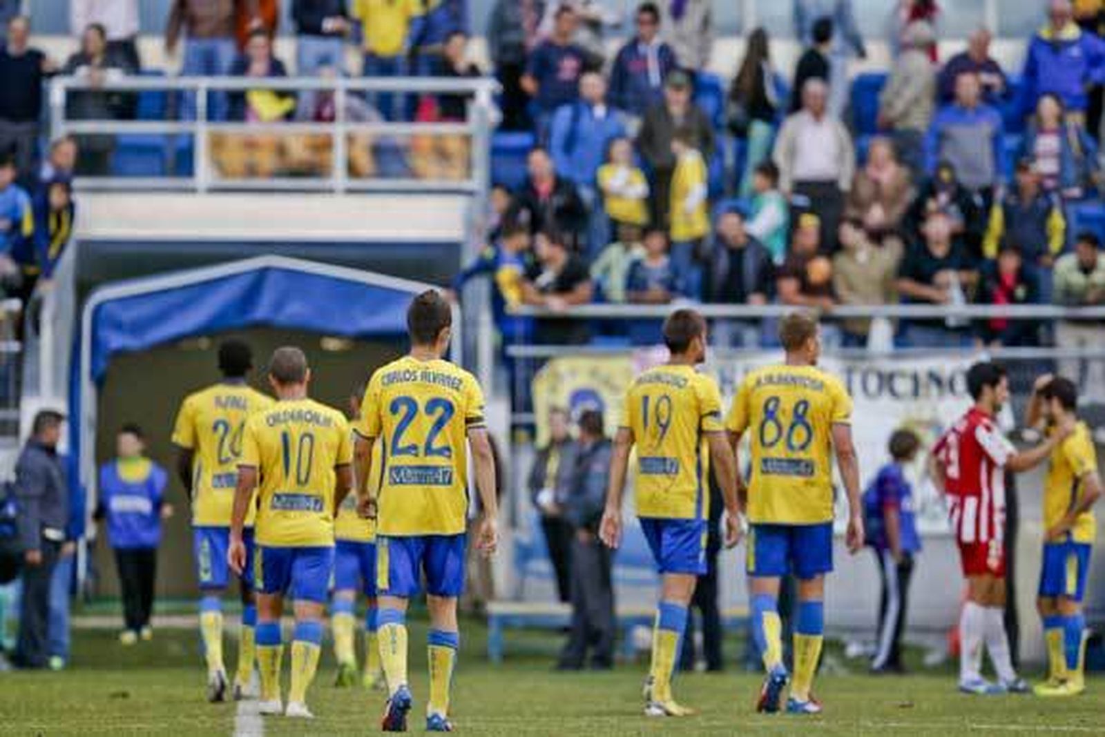 Los jugadores del Cádiz abandonan el césped cabizbajos al término del partido, una imagen habitual en la temporada. /Julio González  Foto: Julio Gonzalez