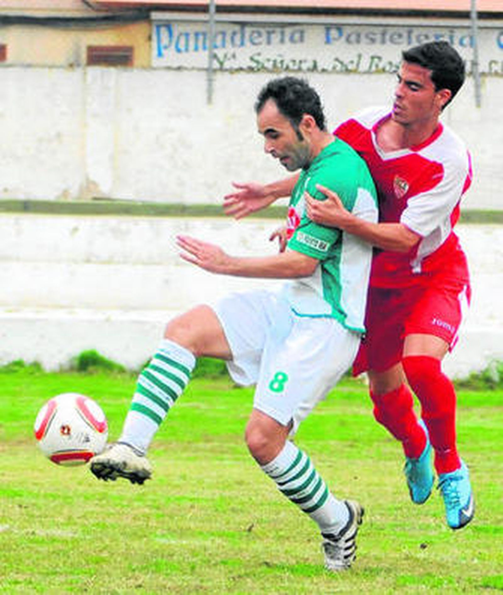 Vázquez (i), que ha sido operado de menisco, estará un mes de baja con el Puerto Real.