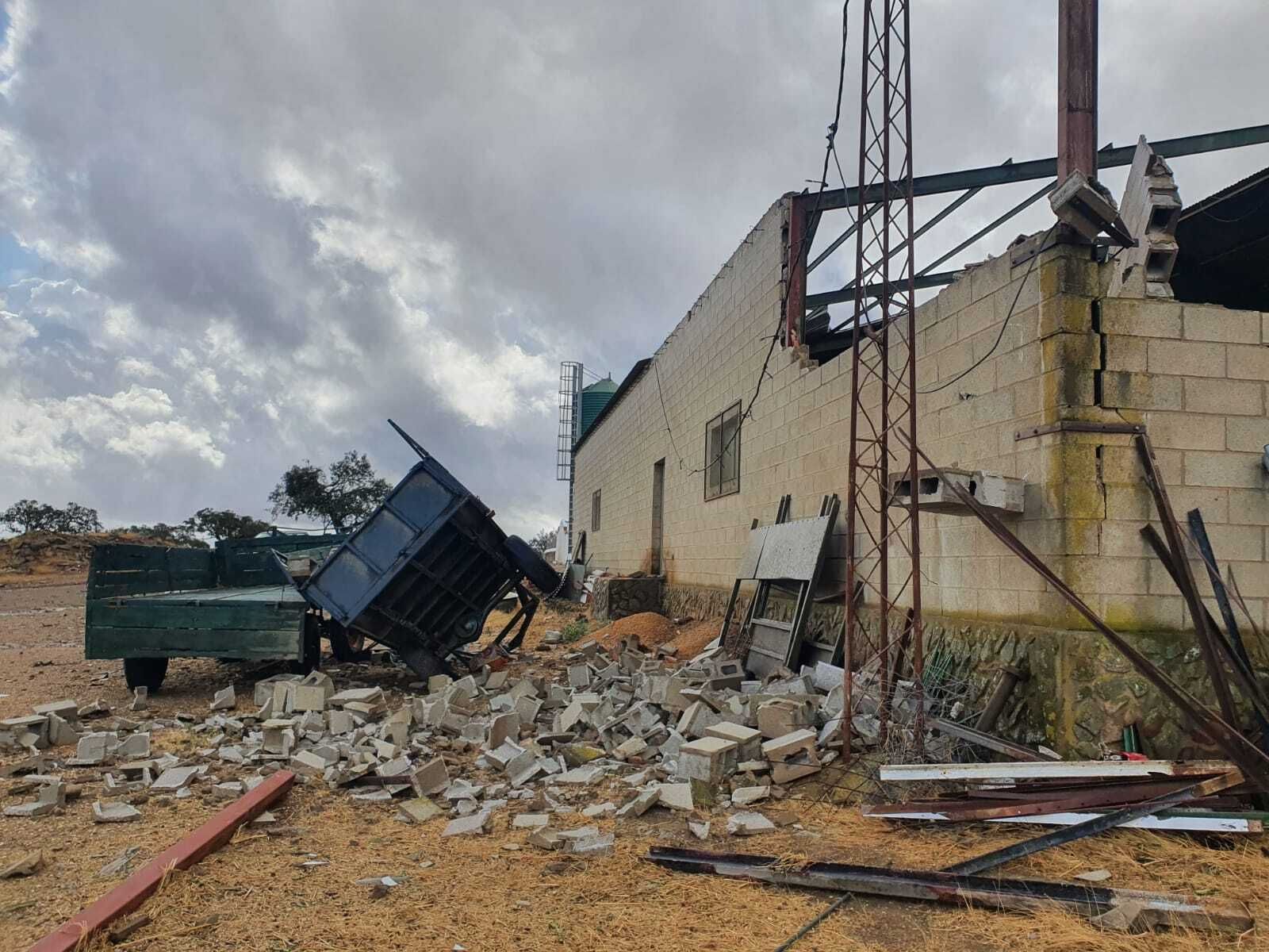 Imágenes de los destrozos provocados por un tornado en Villanueva de los Castillejos