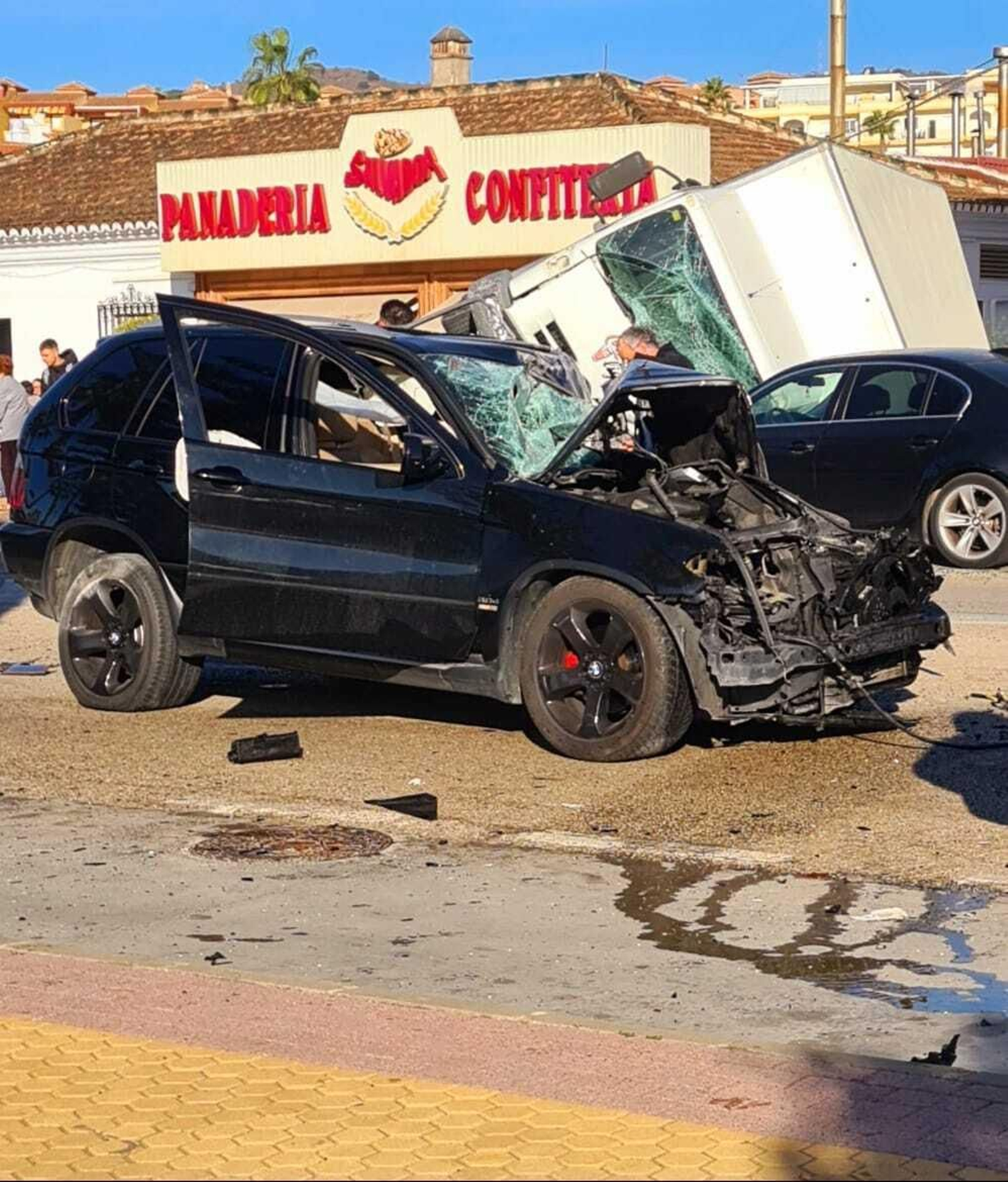 El todoterreno detrozado tras chocarse con el camión de bebidas. El todoterreno detrozado tras chocarse con el camión de bebidas.