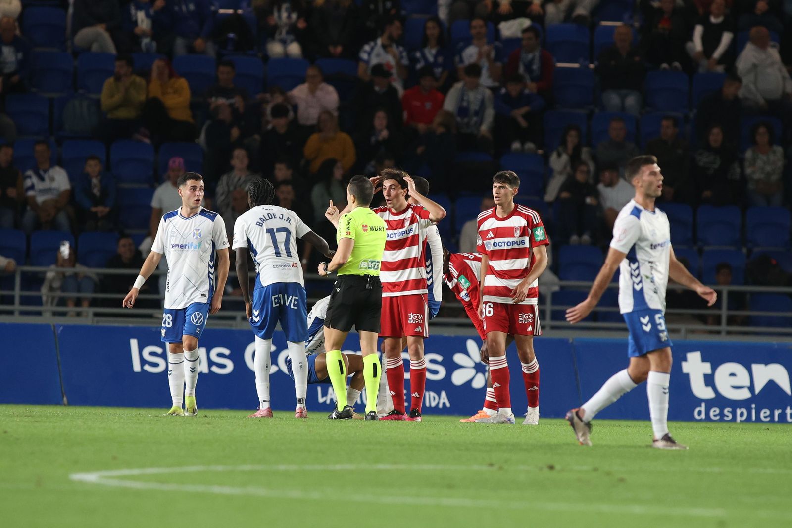 Jugadores del Granada CF reclamando al árbitro en el duelo copero ante el Tenerife.