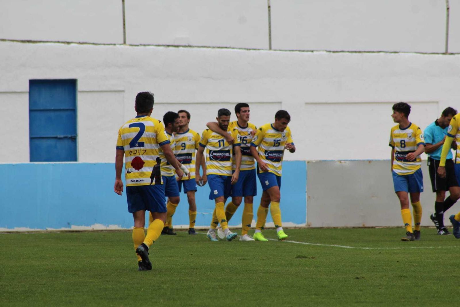 Los futbolistas del Coria felicitan a Juan Gómez (11), autor del gol en el Barbadillo.