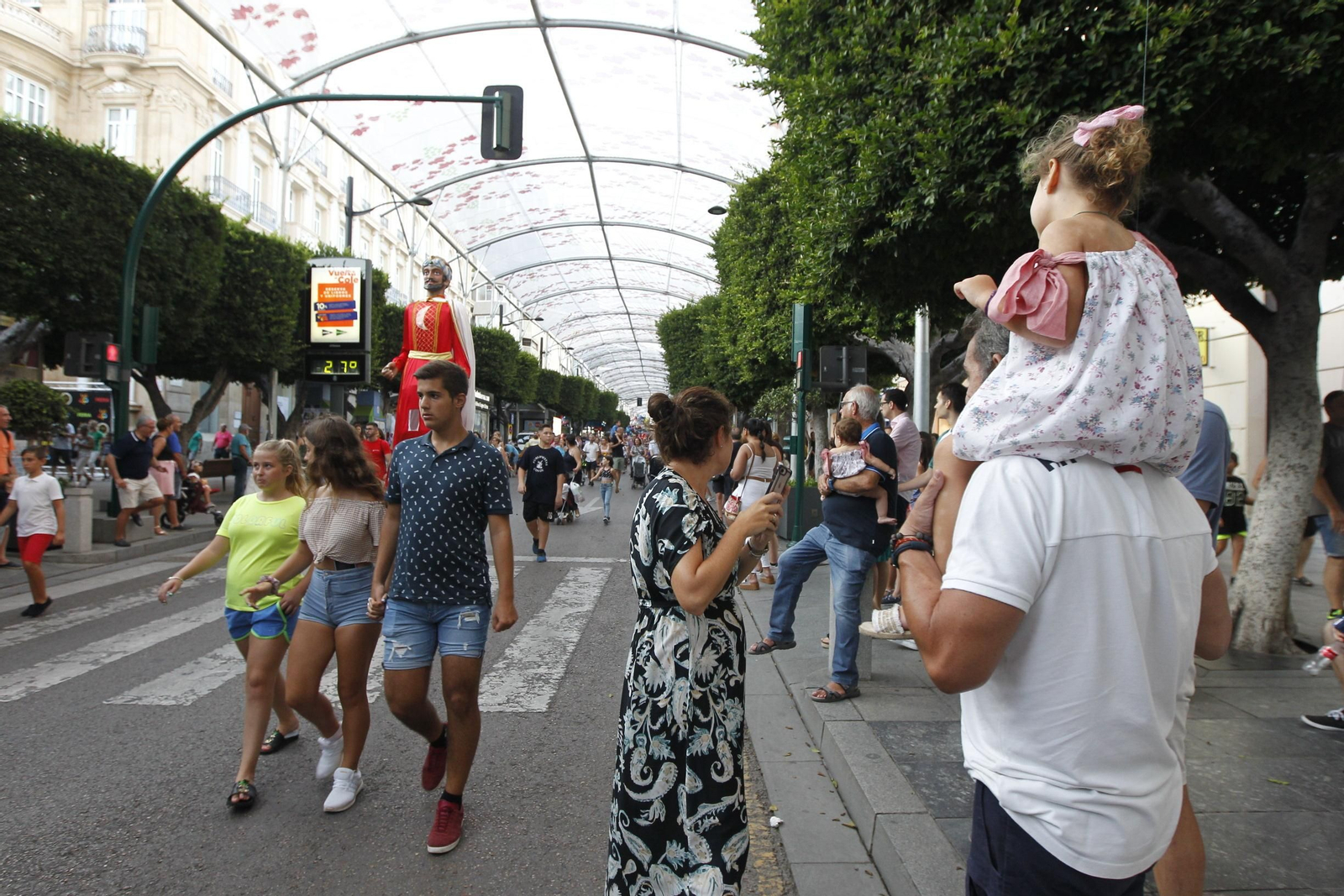 Fotogalería gigantes y cabezudos. Feria de Almería 2019
