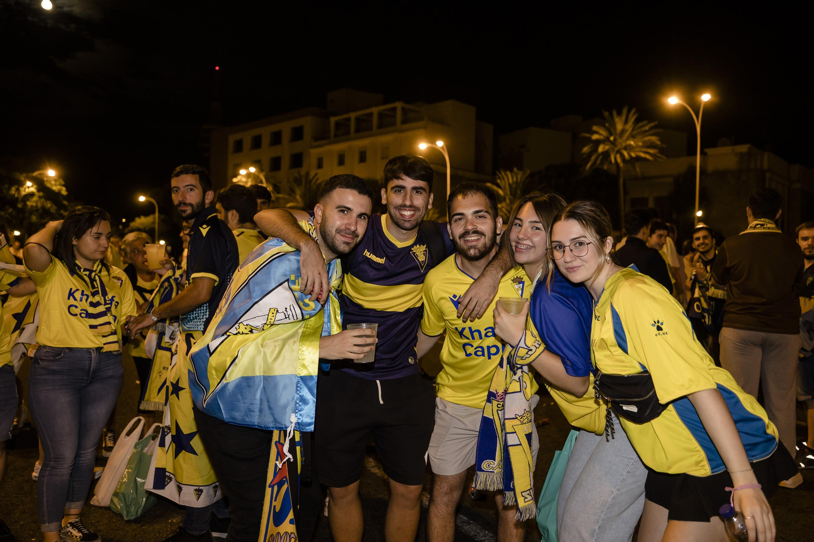 Las imágenes de la afición del Cádiz C.F. celebrando la permanencia en la fuente más cadista