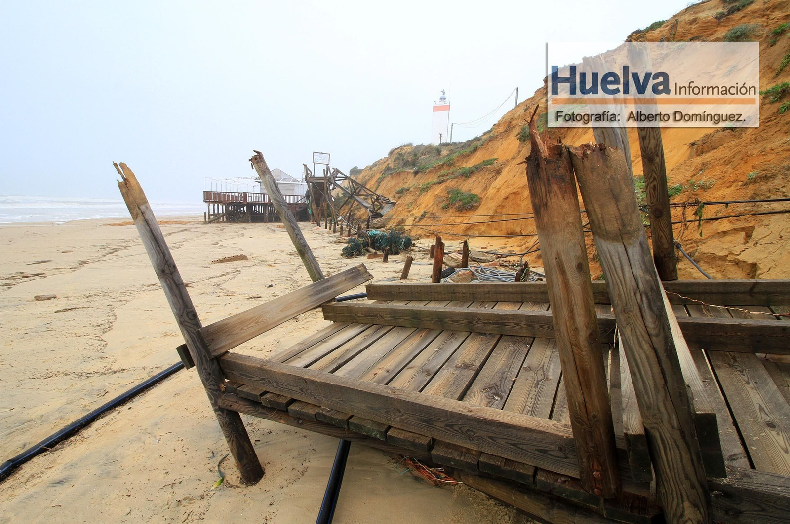 Imágenes del temporal de viento y lluvia en la playa de Matalascañas