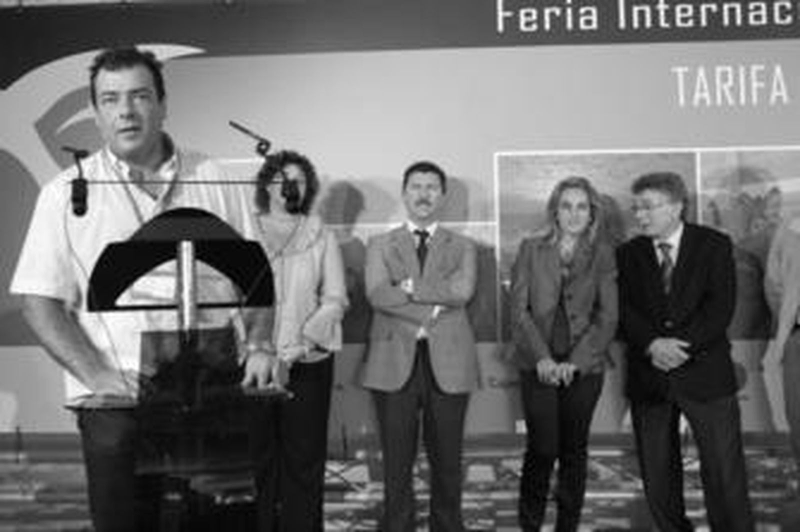 El responsable de Migres, Miguel Ferrer, durante su discurso, en presencia de Manella, Castillo y González Cabaña.