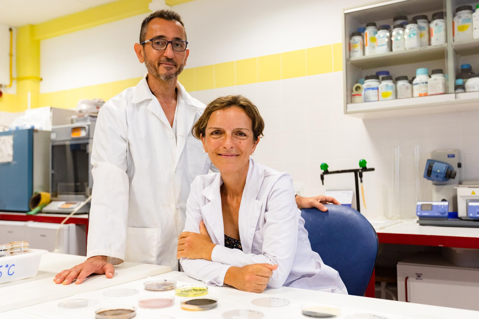 Mila Santos y Fernando Diánez en el laboratorio.