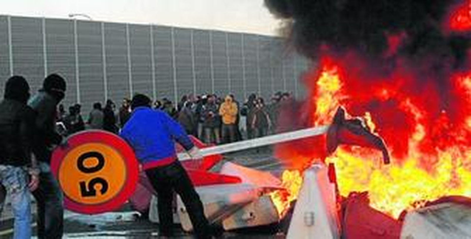 Una de las barricadas que ardió ayer en la autovía de acceso a Cádiz.
