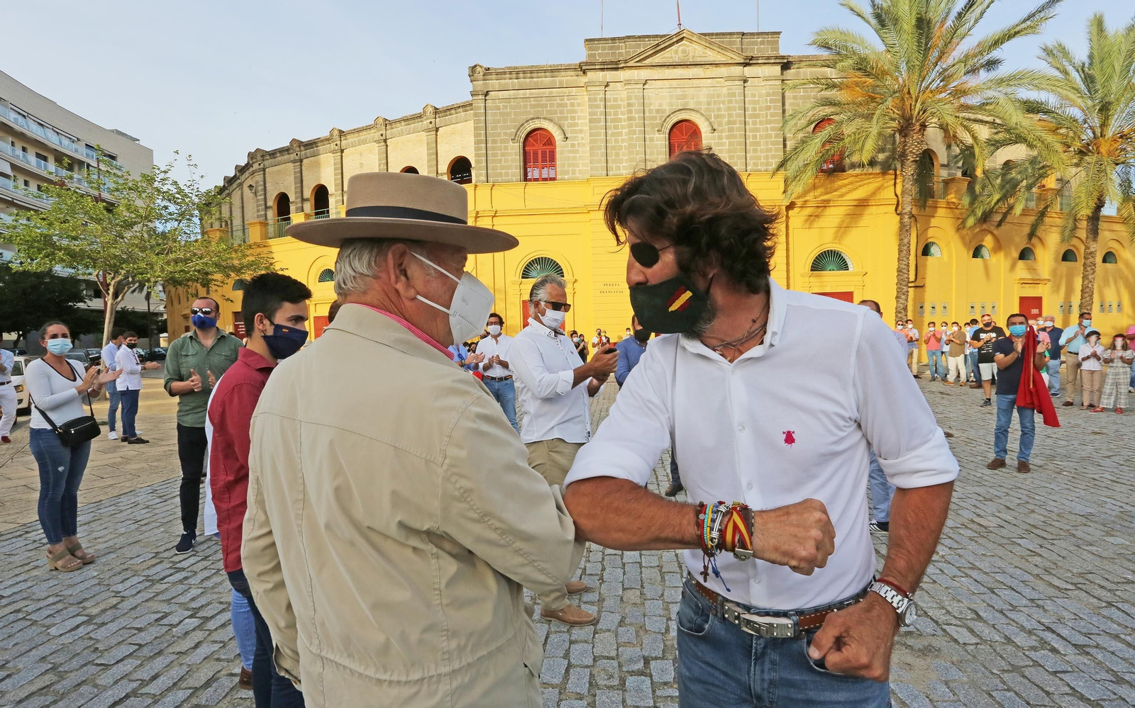 Álvaro Domecq y Juan José Padilla, frente a la plaza de toros.