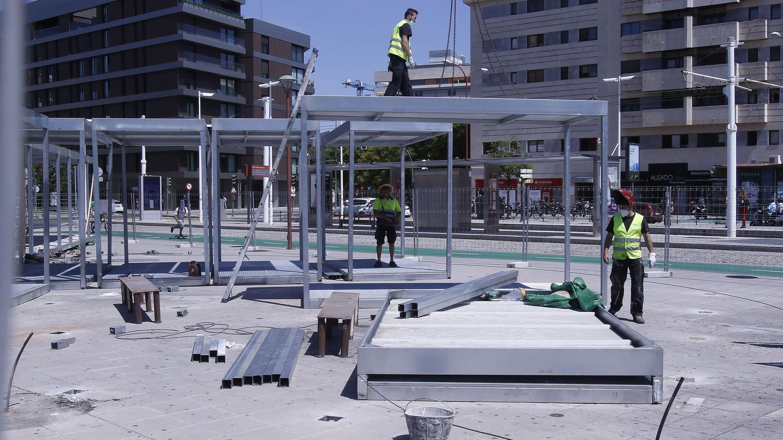 Operarios trabajando en la construcción de la biciestación esta semana.