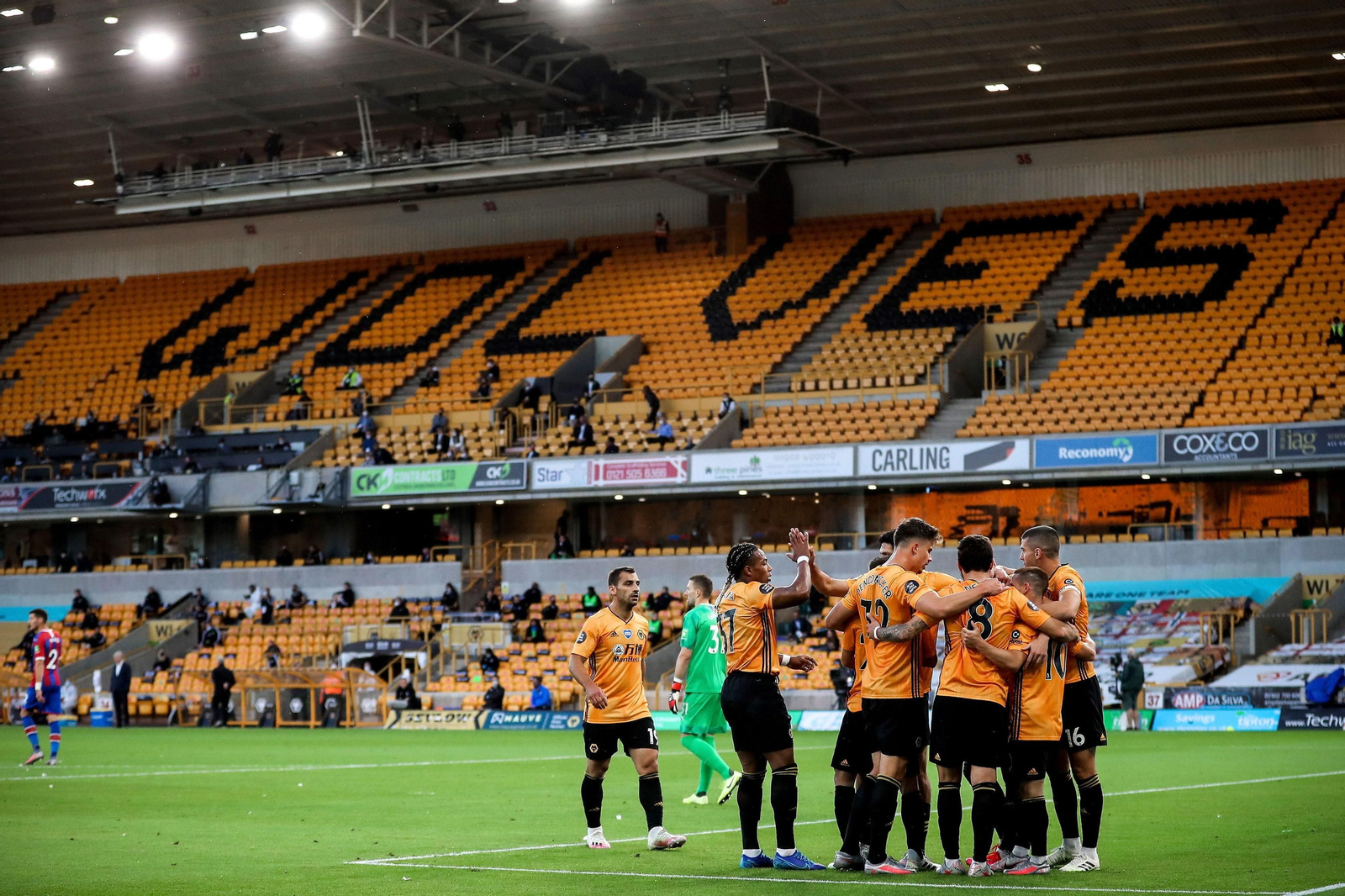 Varios jugadores del Wolverhampton se abrazan en un partido.