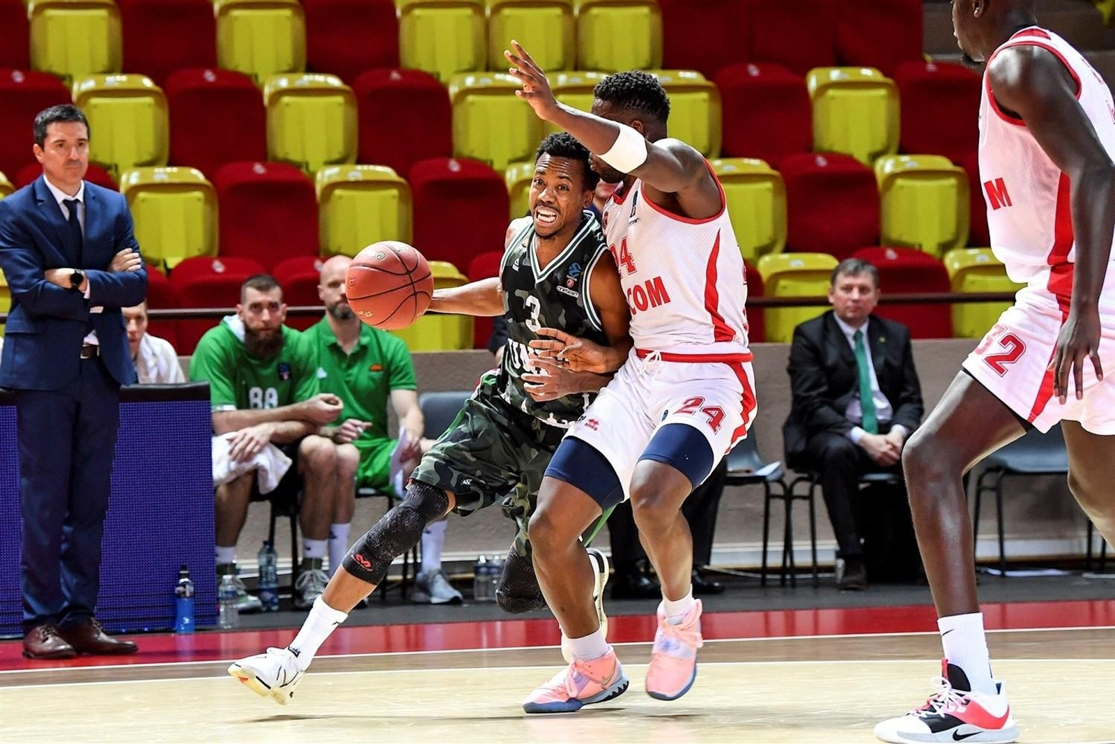 Errick McCollum, frente al AS Mónaco.
