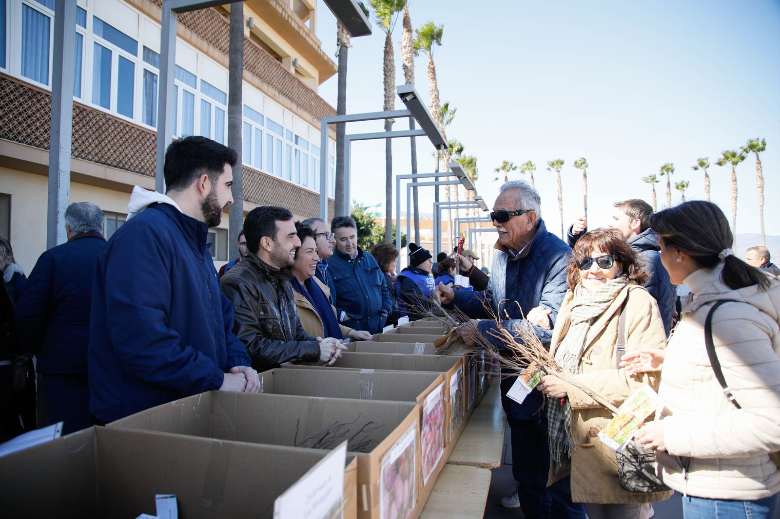 Imágenes del reparto de Parras en Alhama de Almería