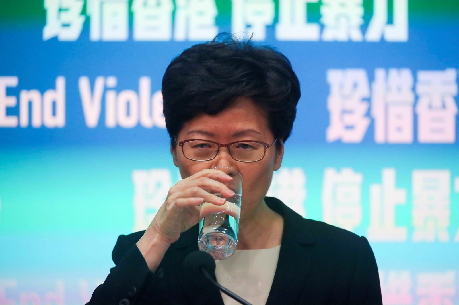 La jefa del Gobierno de Hong Kong, Carrie Lam, bebe agua durante la conferencia de prensa.