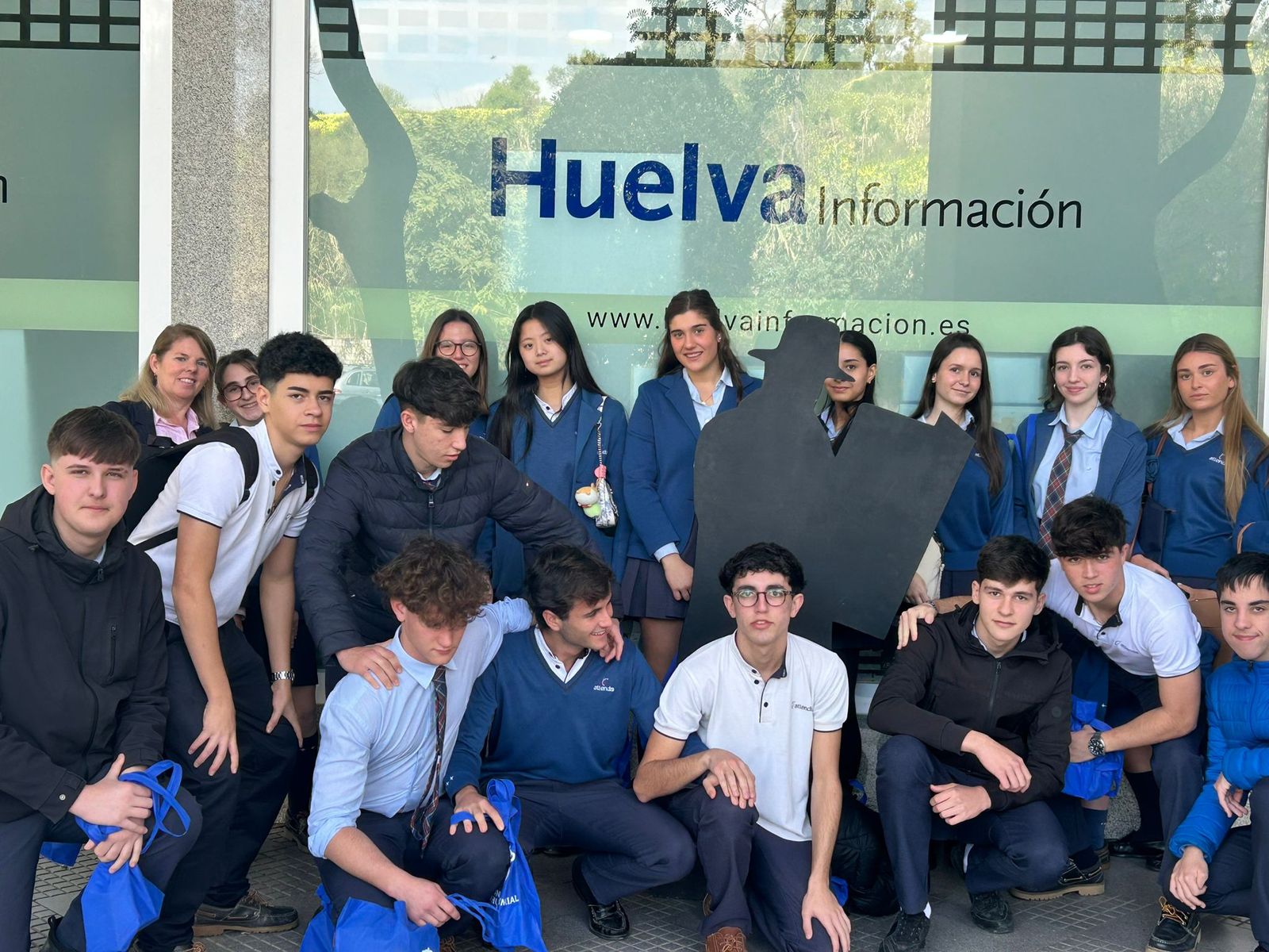 Los alumnos durante su visita a Huelva Información este miércoles.