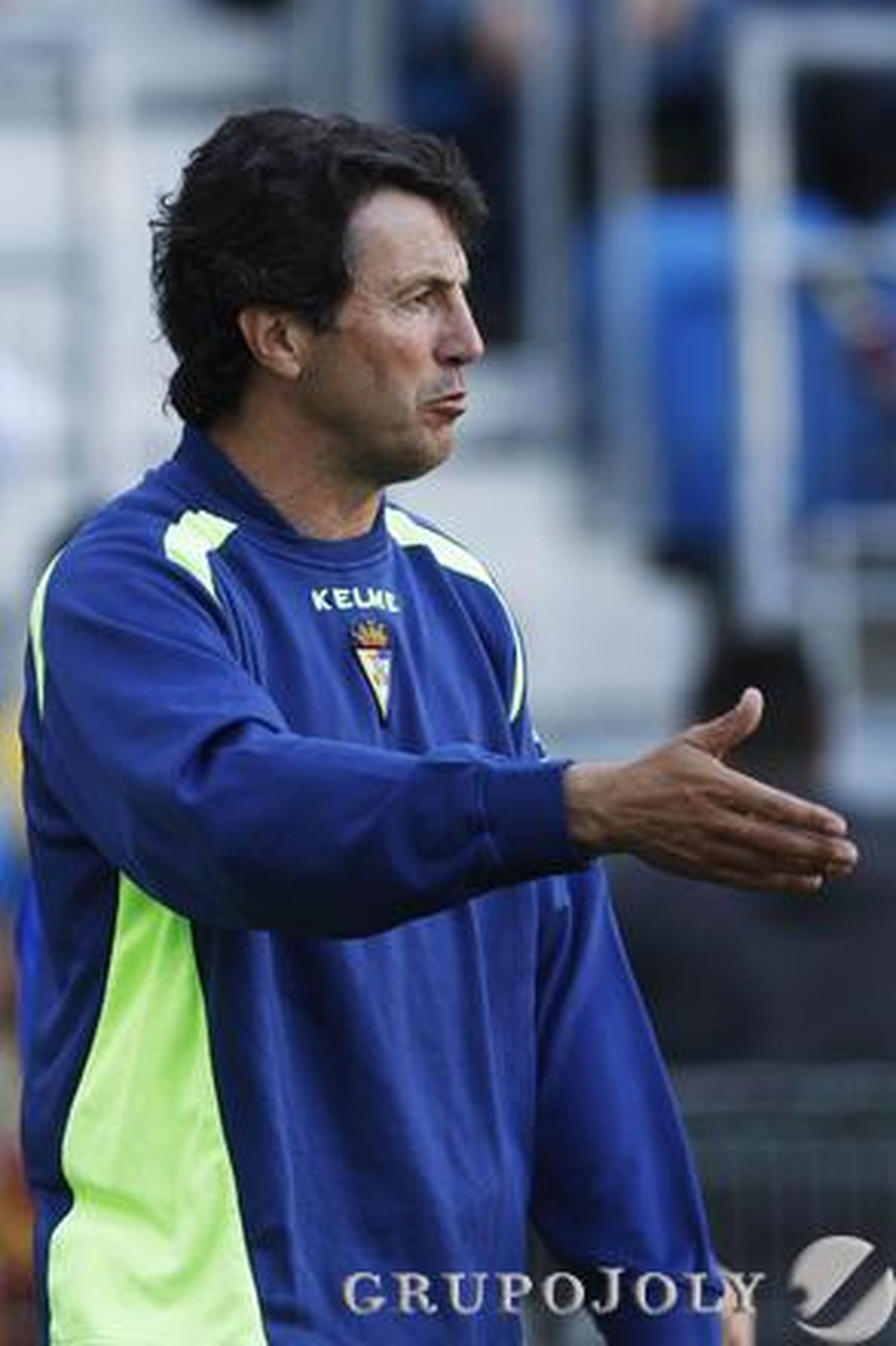 Jose González, muy tranquilo, da instrucciones desde la banda. 

Foto: Lourdes de Vicente