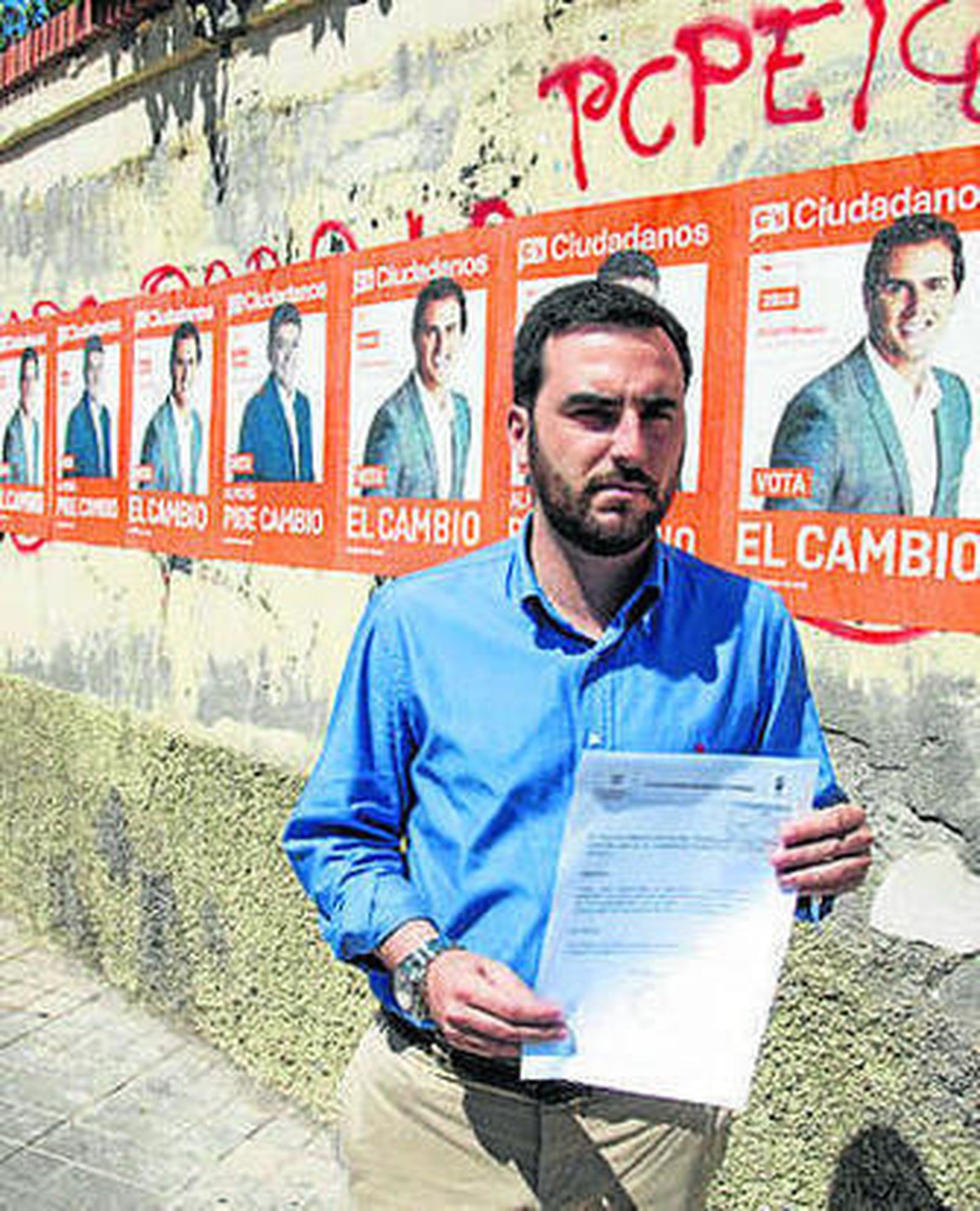 Carlos Sánchez con la denuncia.