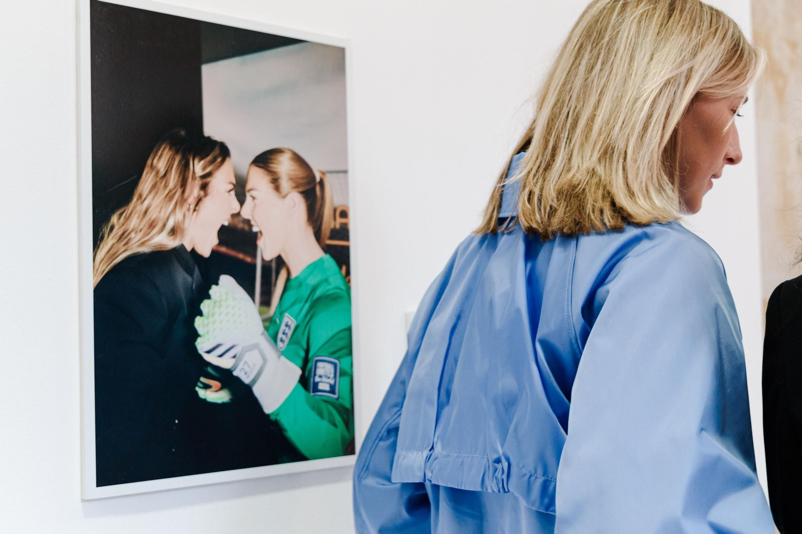 La fotógrafa Madeleine Penfold, durante la inauguración de su exposición.