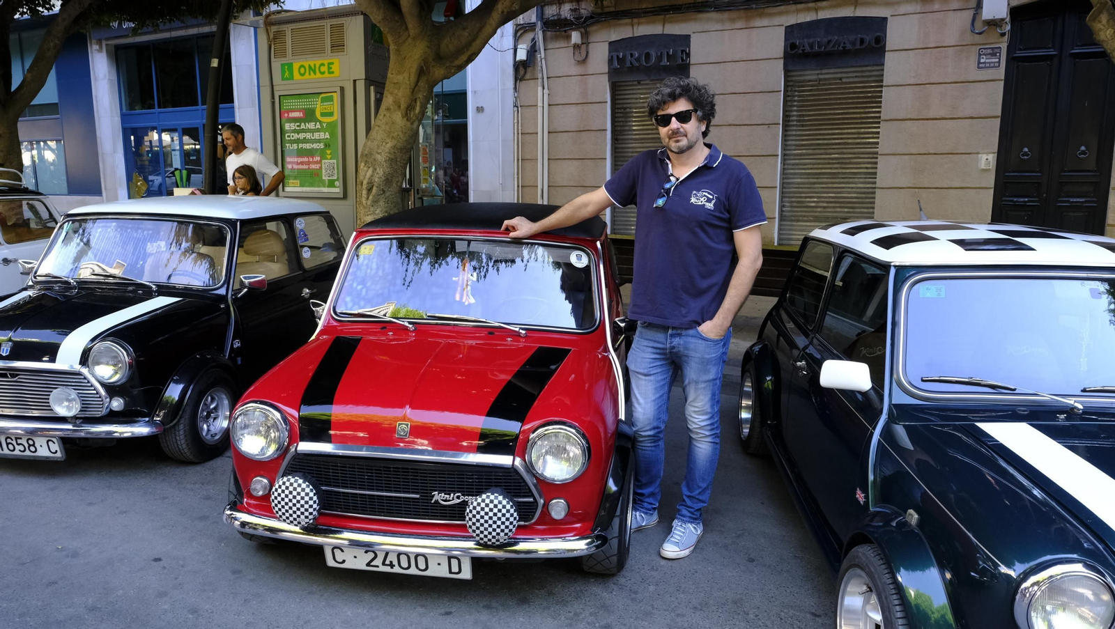 La exposición de Seat 600 y Mini Cooper en la Feria de Almería, en imágenes
