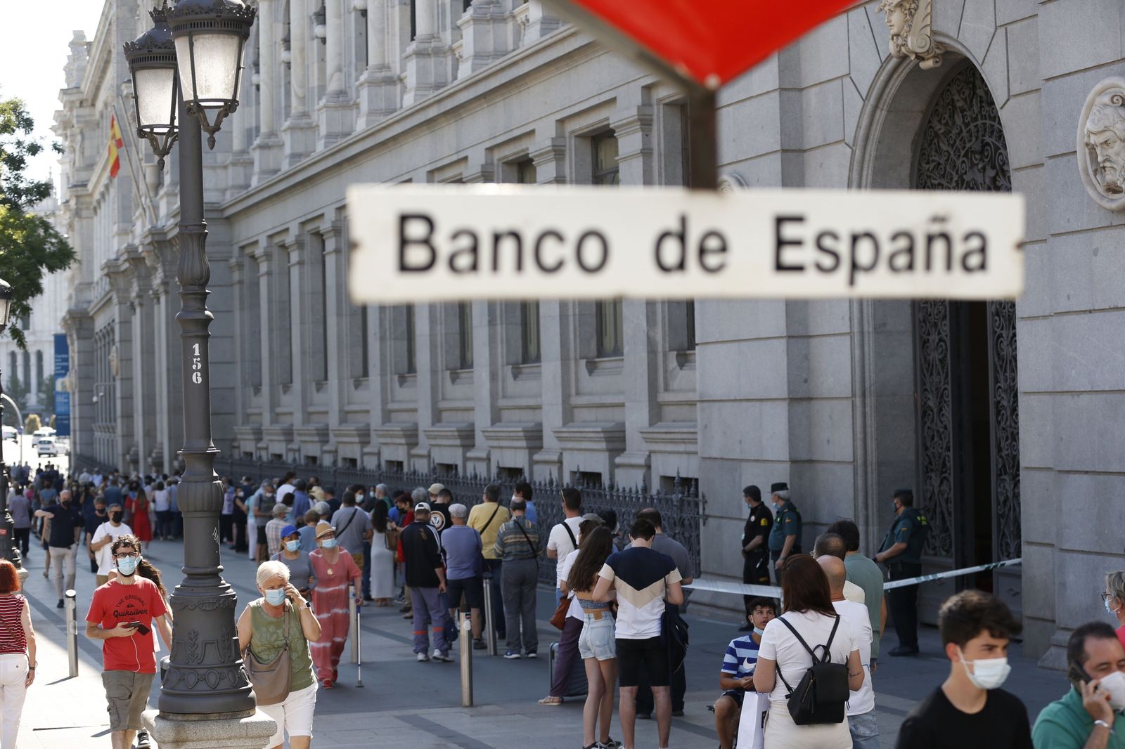 Colas en el Banco de España en Madrid el último día permitido para cambiar pesetas en euros.