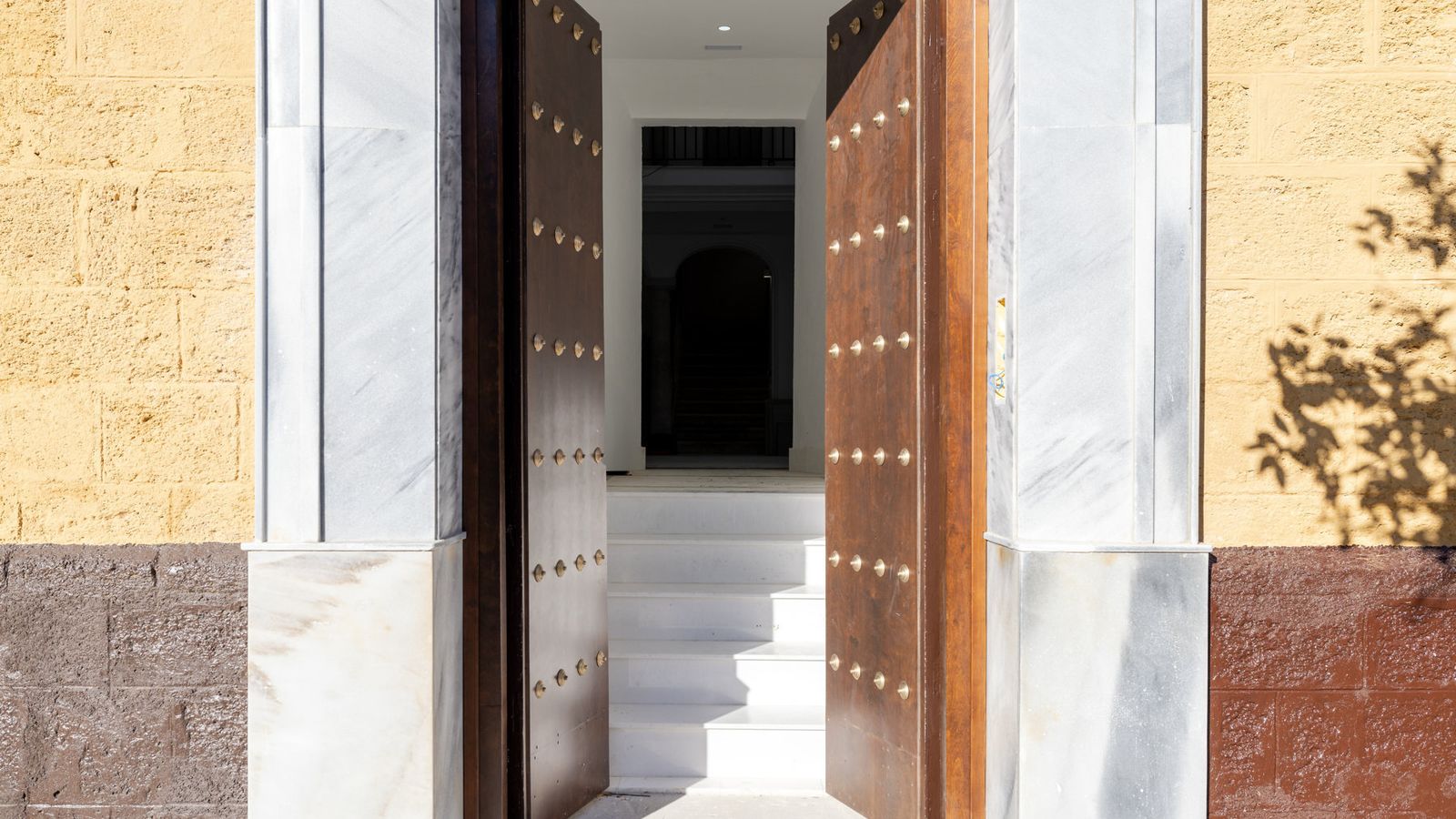 Detalle de la puerta de entrada.