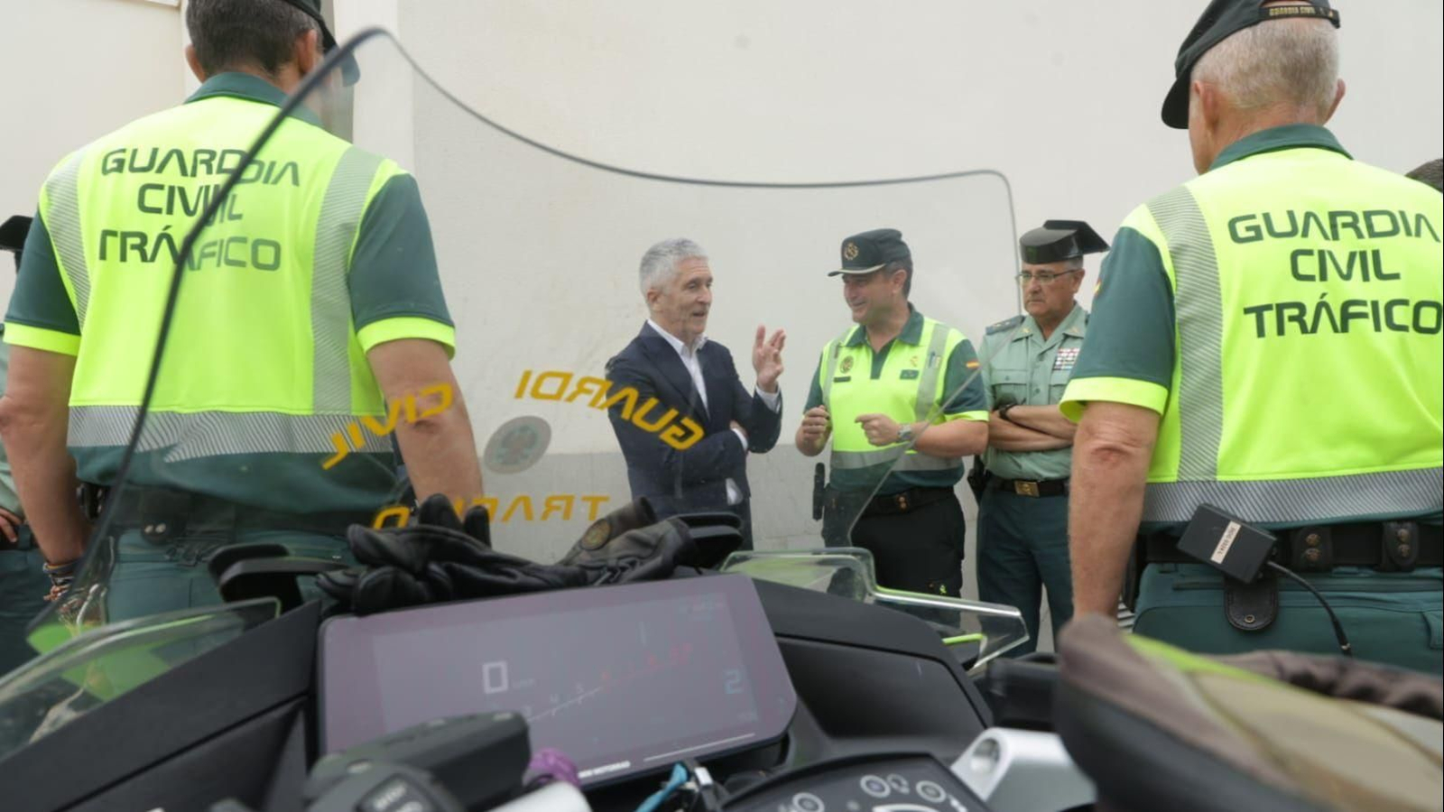 El ministro del Interior, Fernando Grande-Marlaska, agradece el trabajo de los más de 20.000 efectivos que trabajan en la Operación Paso del Estrecho (OPE).