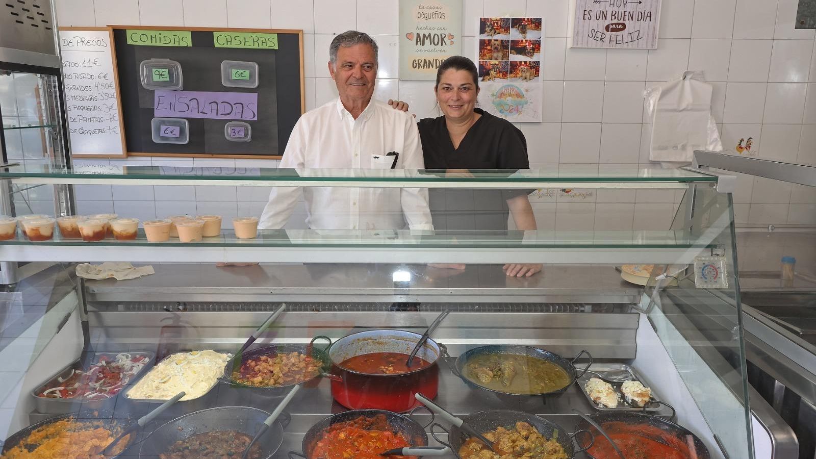 Pilar con su padre en la vitrina de la pollería