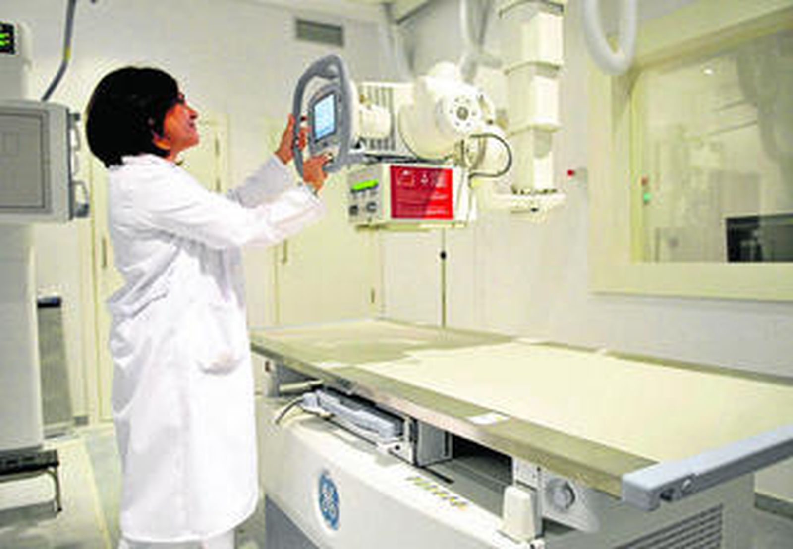 Una sanitaria muestra uno de los equipos de alta resolución del Hospital de Loja en su inauguración.