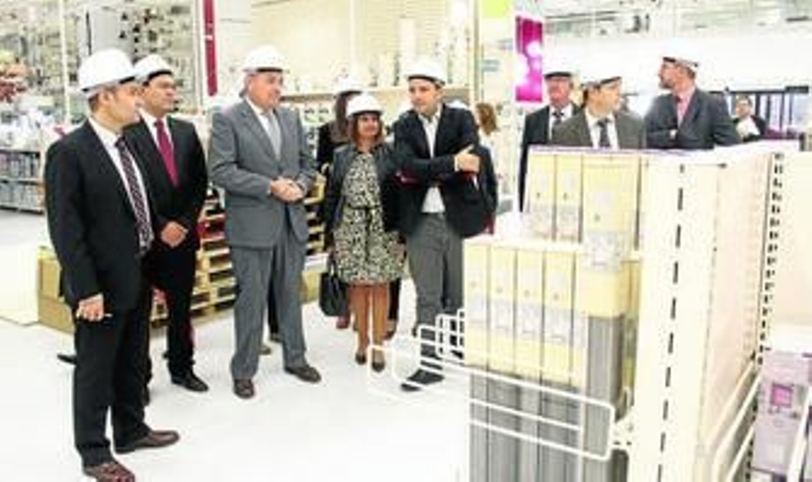 El alcalde de Armilla y su equipo de Gobierno visitaron ayer las instalaciones guiados por los directivos de la compañía.