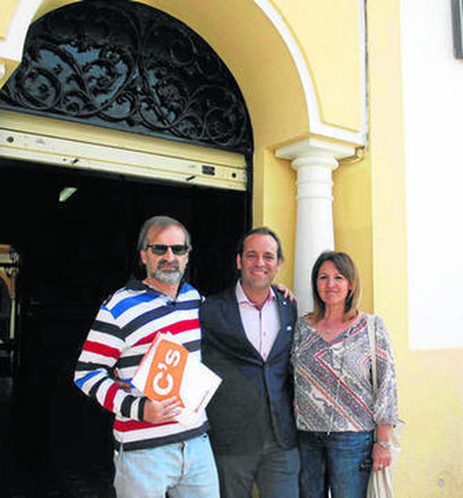 Juan Cassá, candidato a la Alcaldía de Málaga, junto a miembros de su equipo en el centro de la Trinidad.