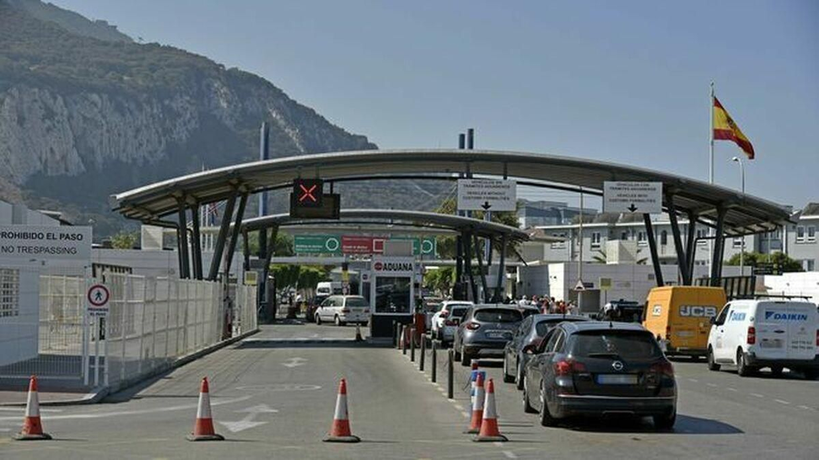 Vehículos hacen cola para acceder a Gibraltar, en una imagen de archivo