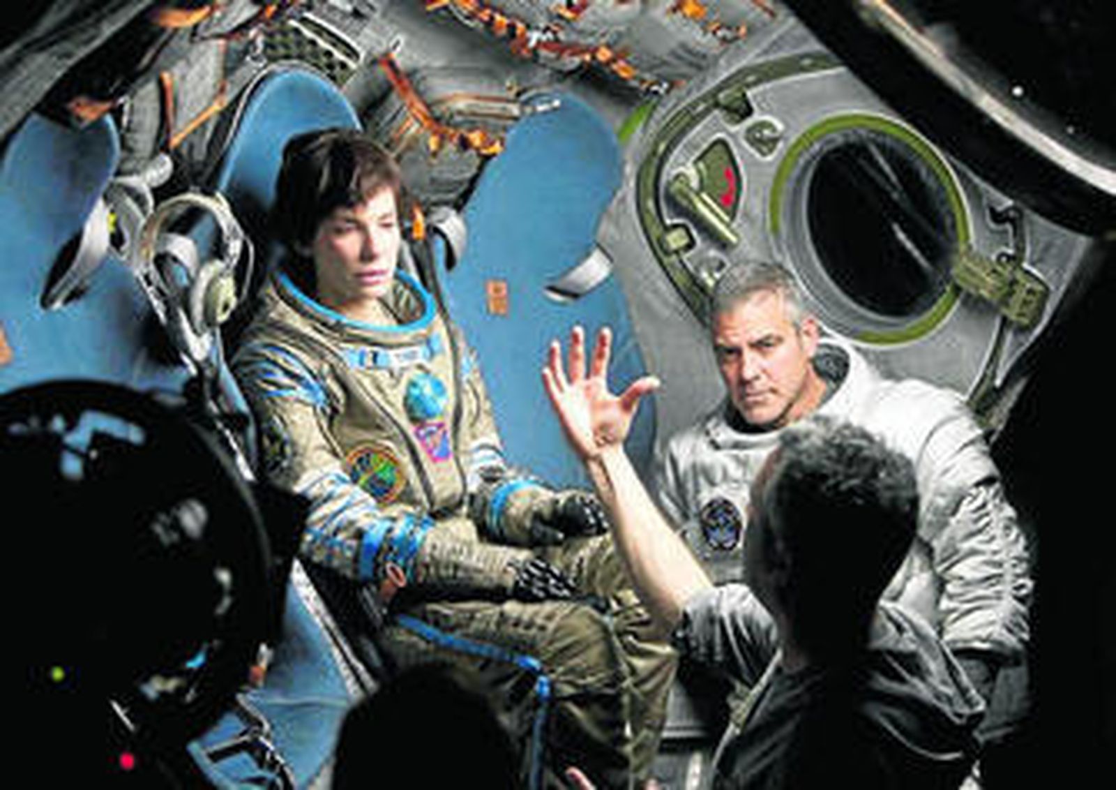 Alfonso Cuarón les da instrucciones durante el rodaje a George Clooney y Sandra Bullock.