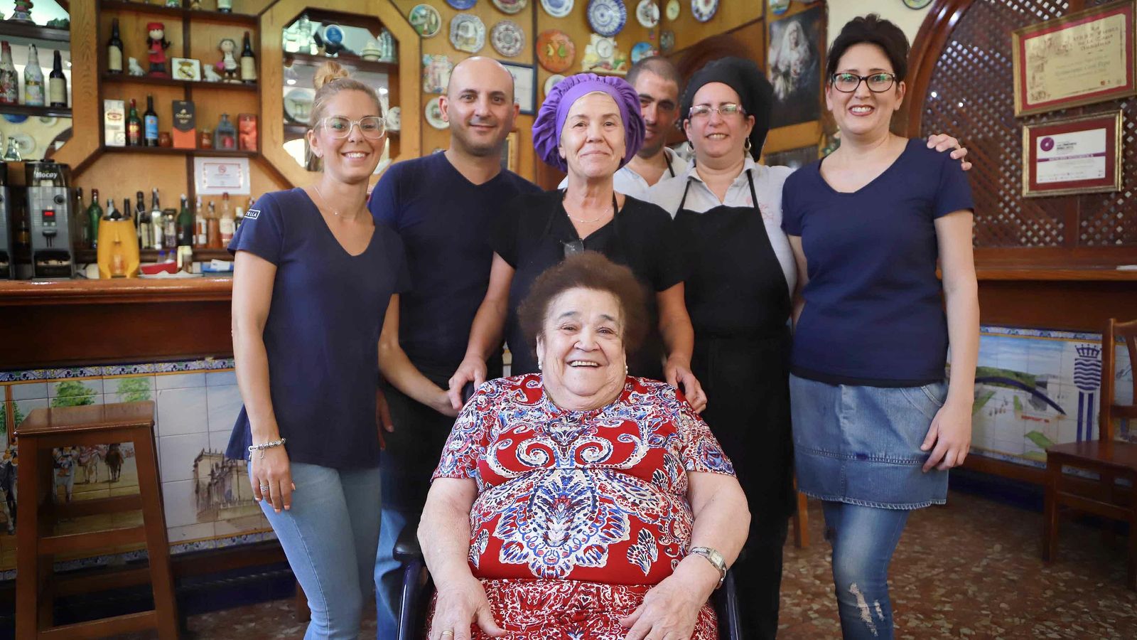 La hostelera, junto al equipo de 'Casa Pepa', en una imagen de archivo.