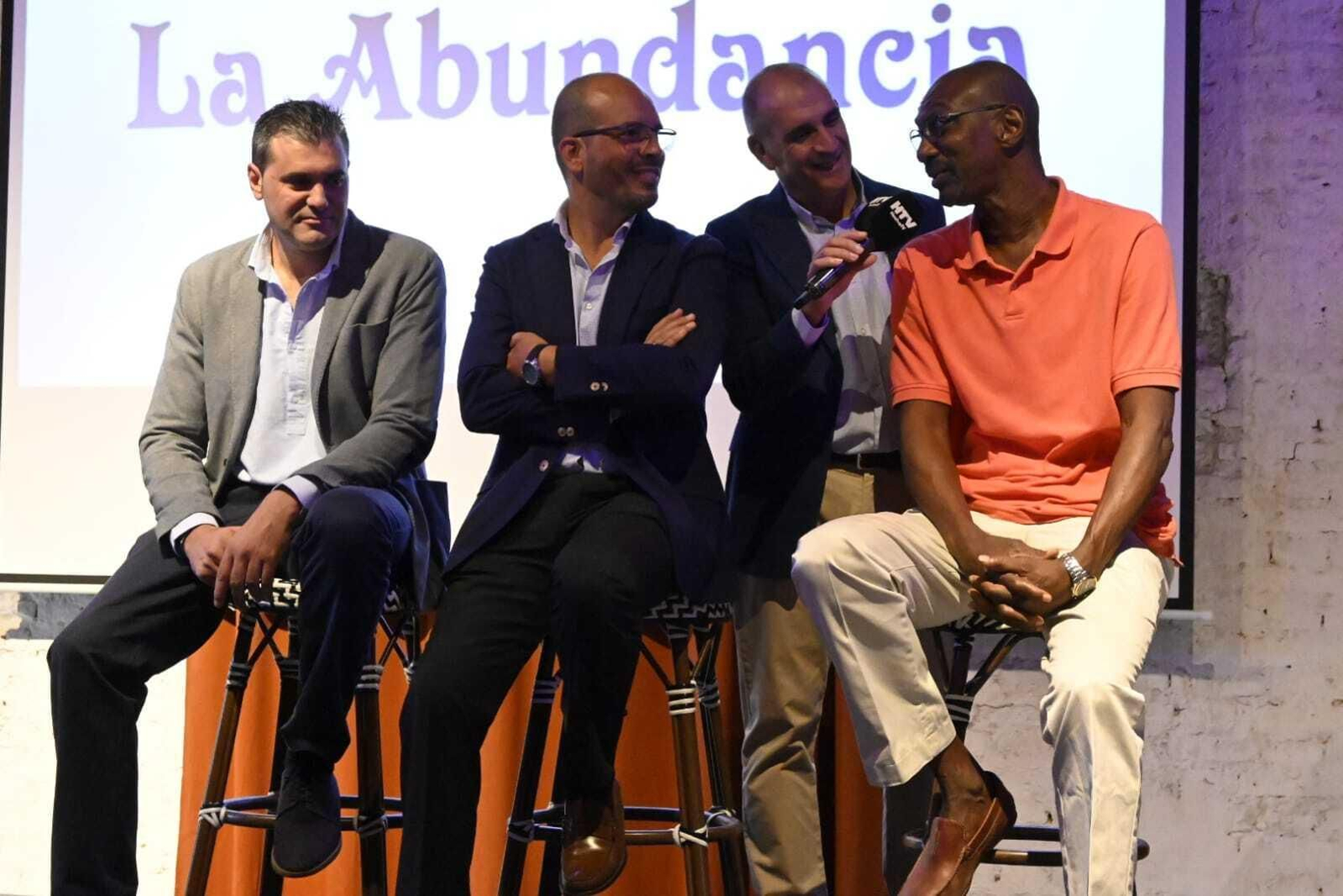 Imágenes de la presentación de las equipaciones del Ciudad de Huelva para la temporada 23/24