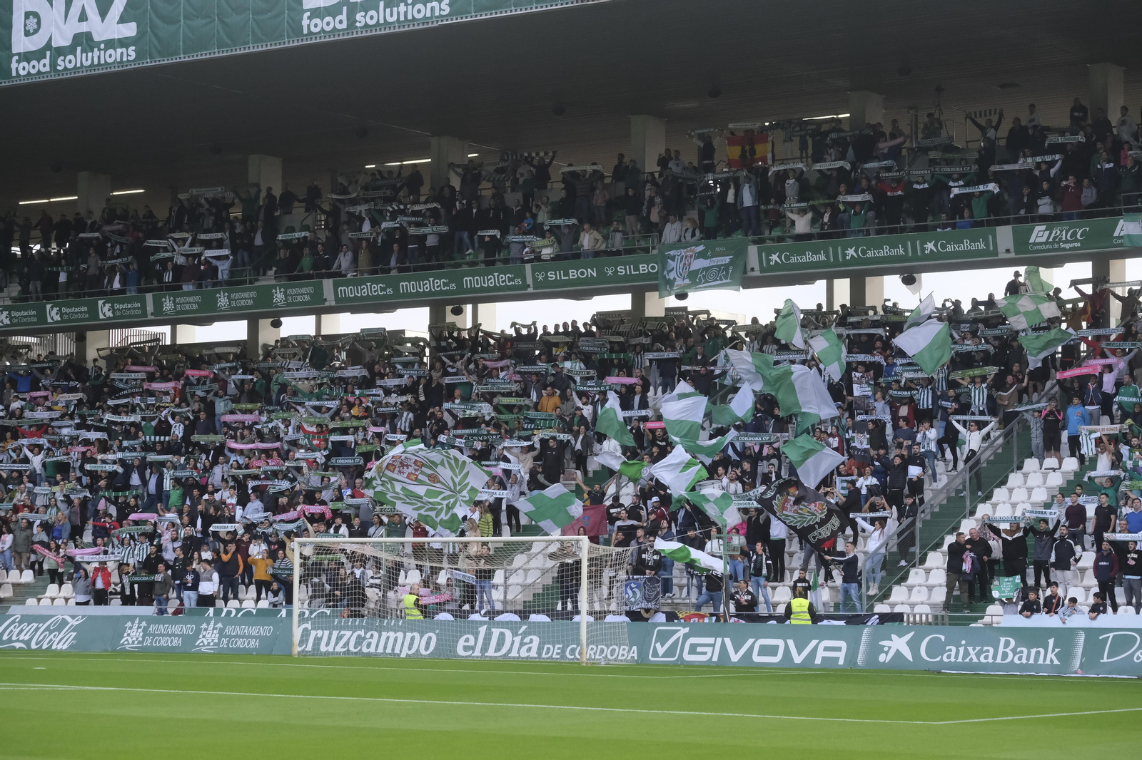 Las imágenes del ambiente en las gradas de El Arcángel en el Córdoba CF - Linares