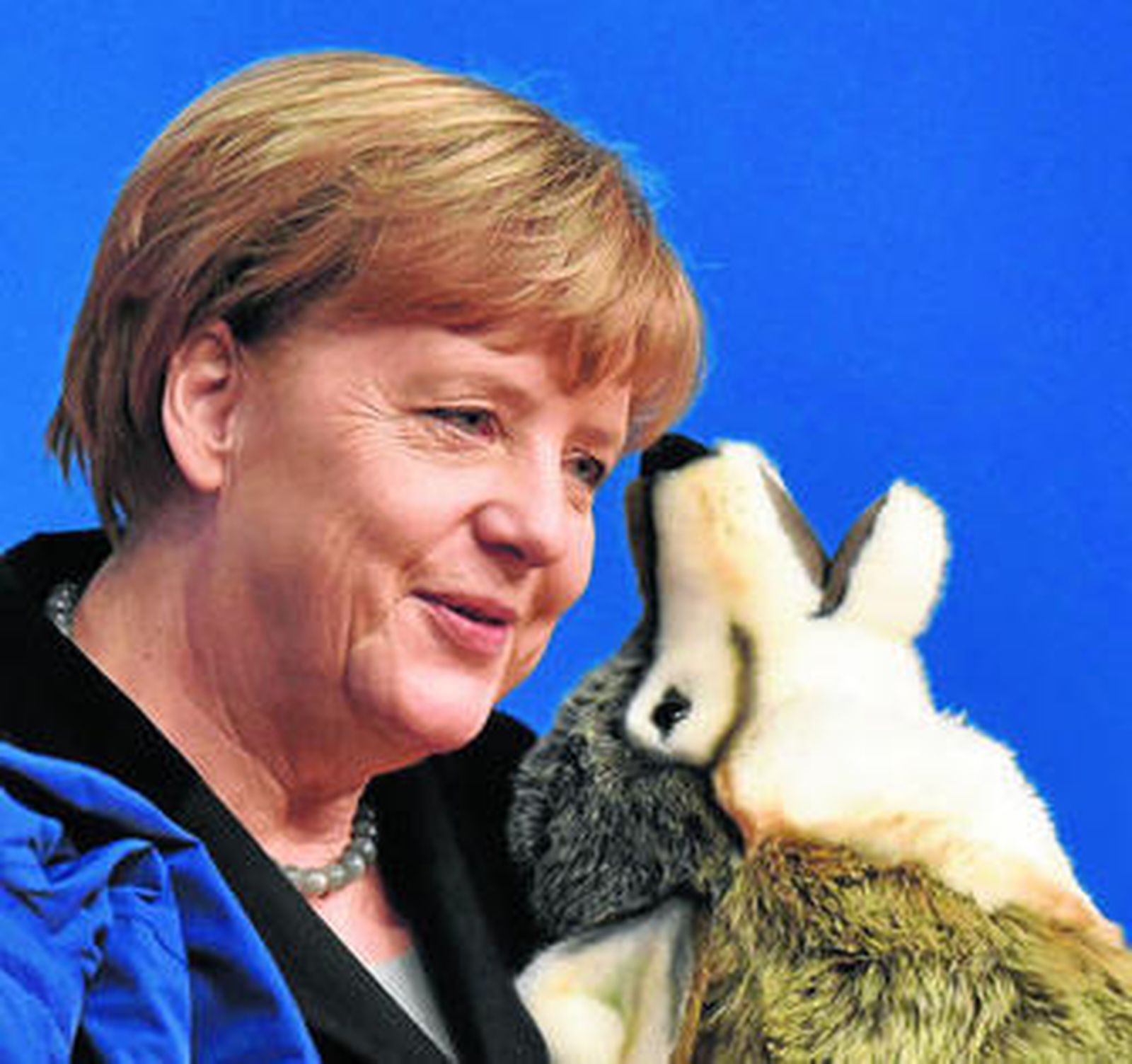 Angela Merkel sostiene ayer un lobo de peluche durante el congreso federal de su partido en Karlsruhe.