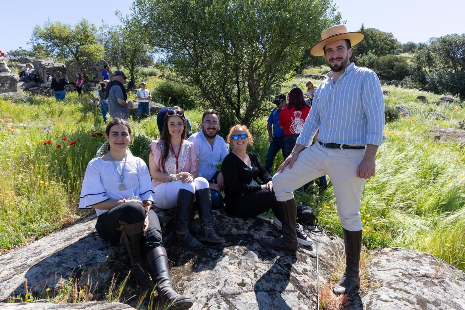 Miles de romeros acuden al encuentro de la Virgen de la Cabeza en su romería