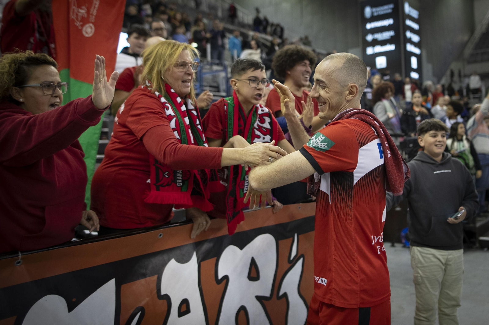 Encuéntrate en la grada del Palacio en el Covirán Granada-Zaragoza