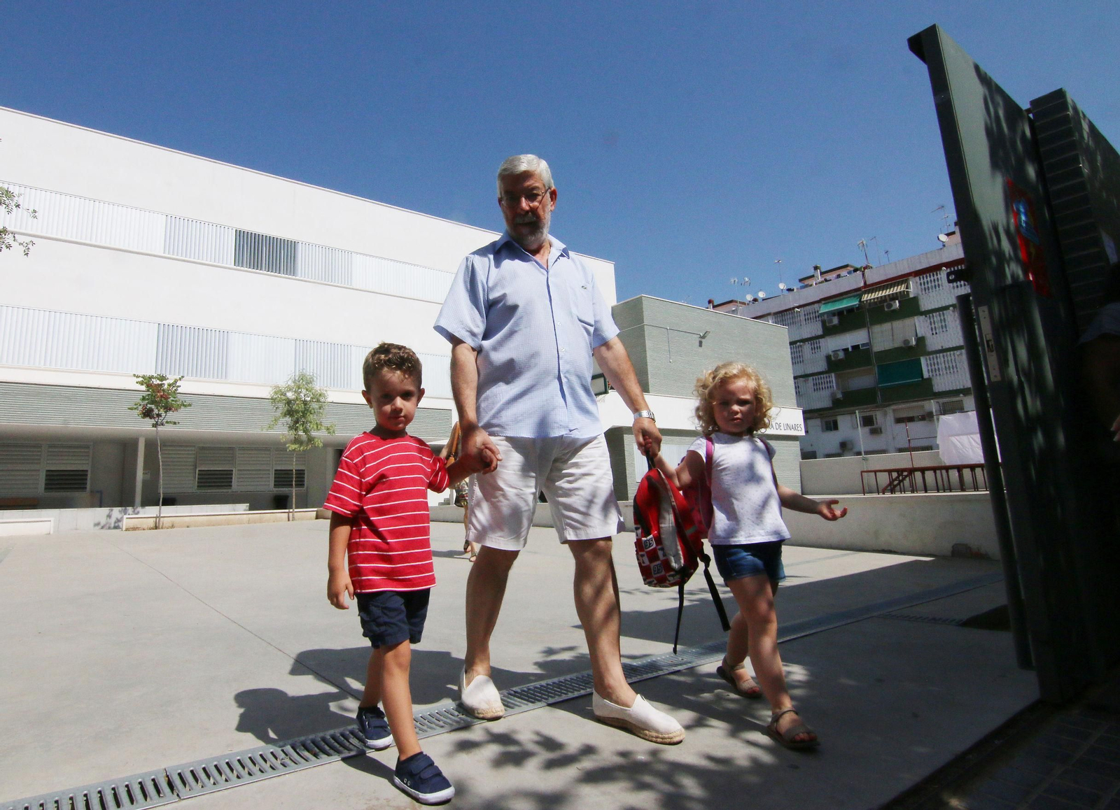 Dos alumnos de Nuestra Señora de Linares, centro sin climatización.
