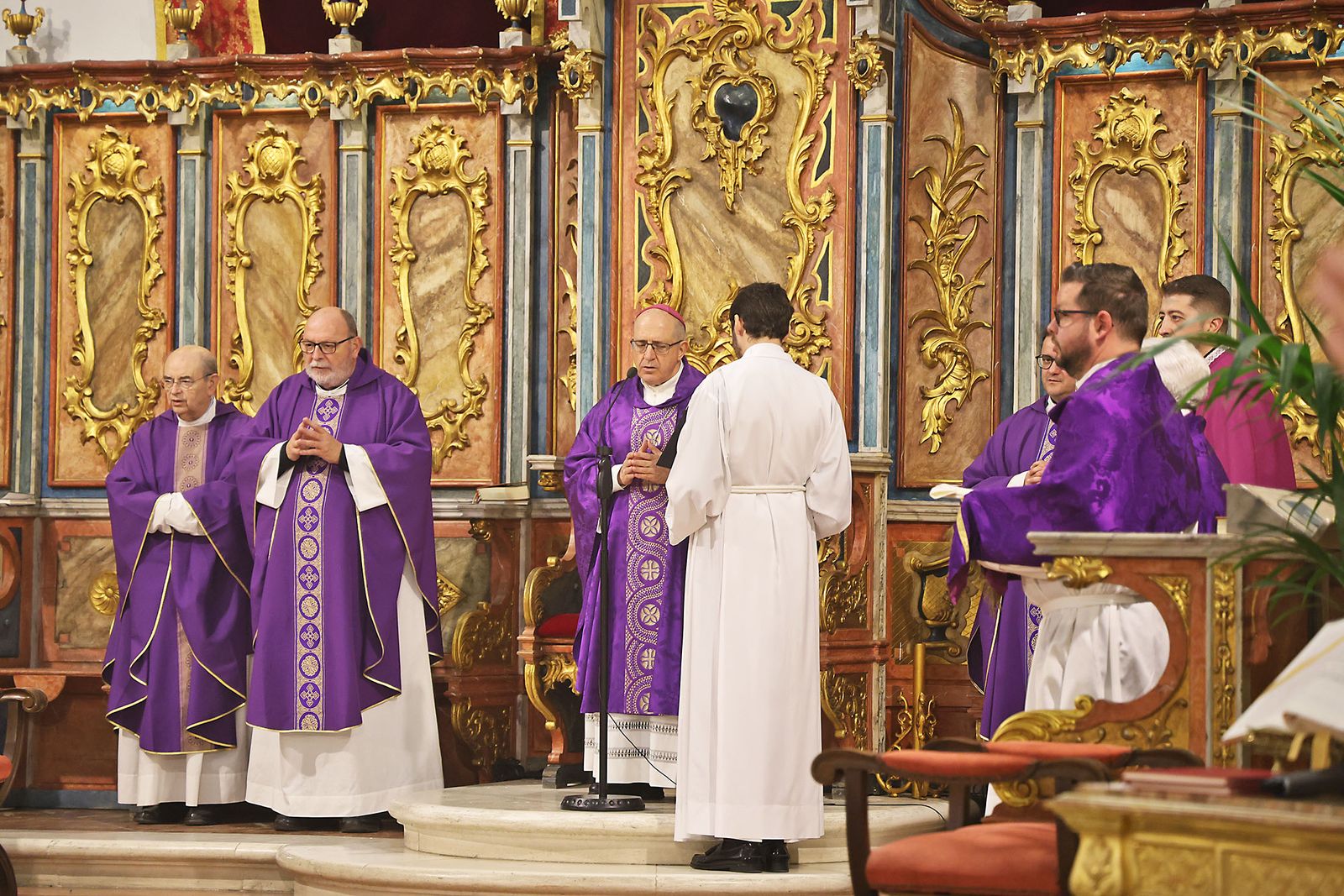 Las fotografías de la Misa de Imposición de Cenizas en la Catedral