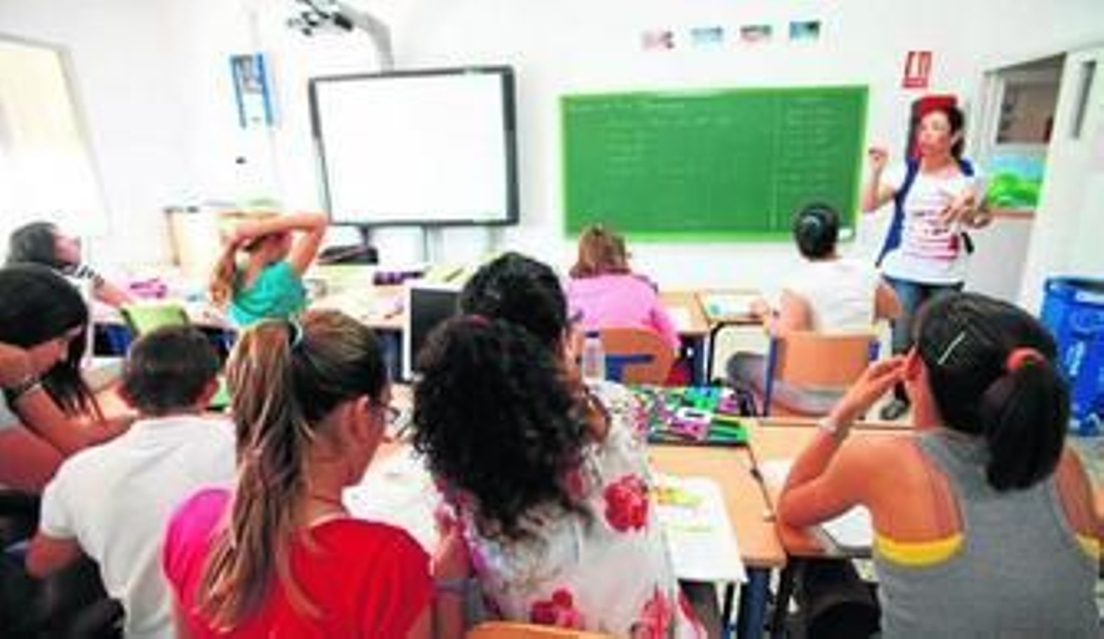 Un aula donde la pizarra digital comparte espacio con la tradicional.