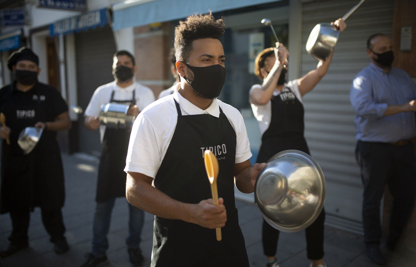 El cierre de los comercios y la hostelería se adelantan en Sevilla