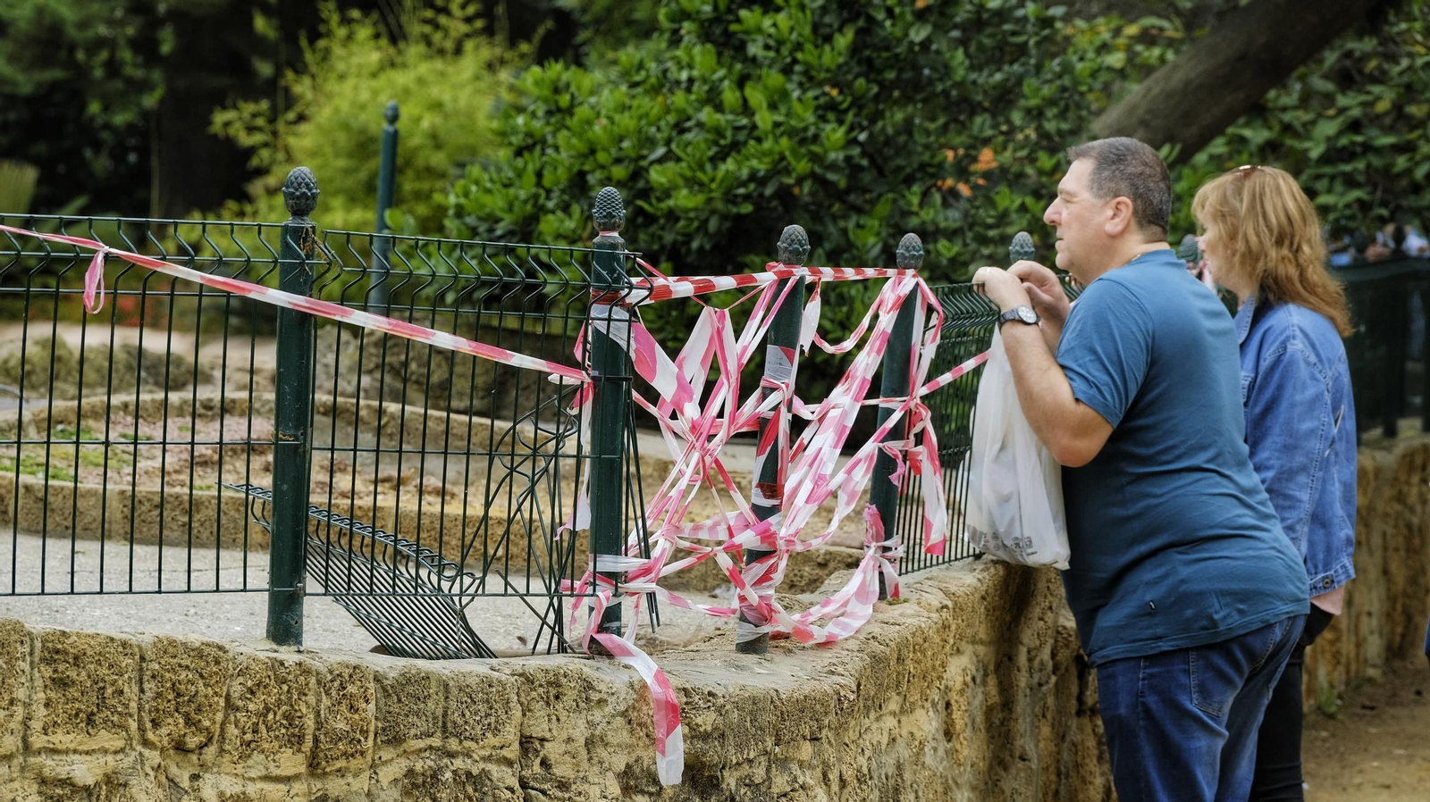 Una imagen del estado de dejadez del Parque Genovés de Cádiz.