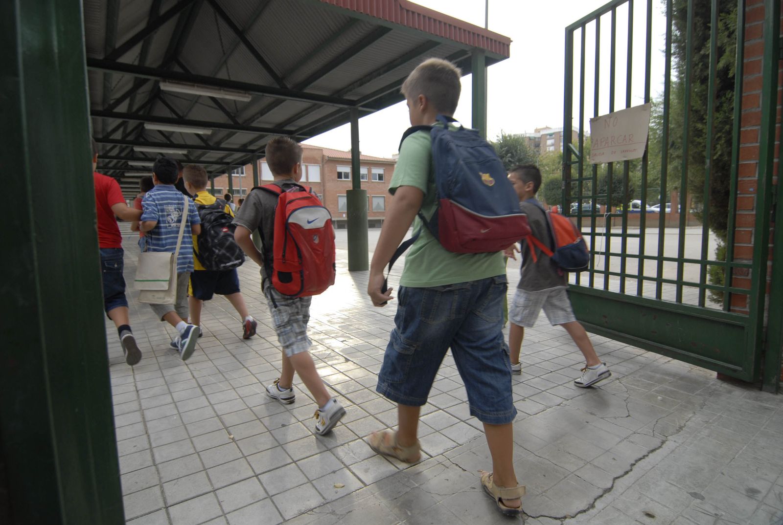 Niños accediendo a un centro educativo, en una imagen de archivo.