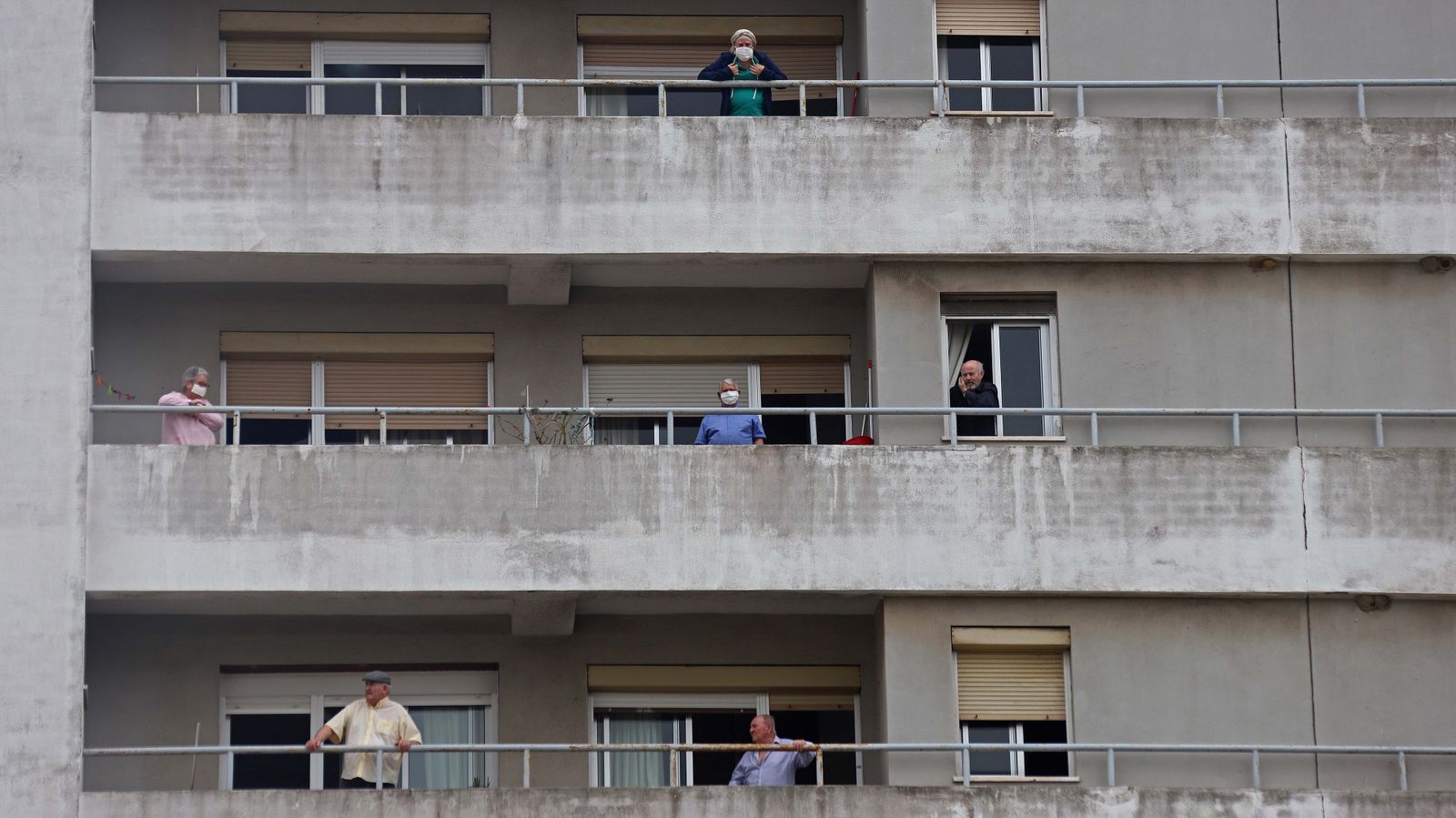 Usuarios de la residencia de mayores de San José Artesanos observando las tareas de desinfección del centro desde los balcones