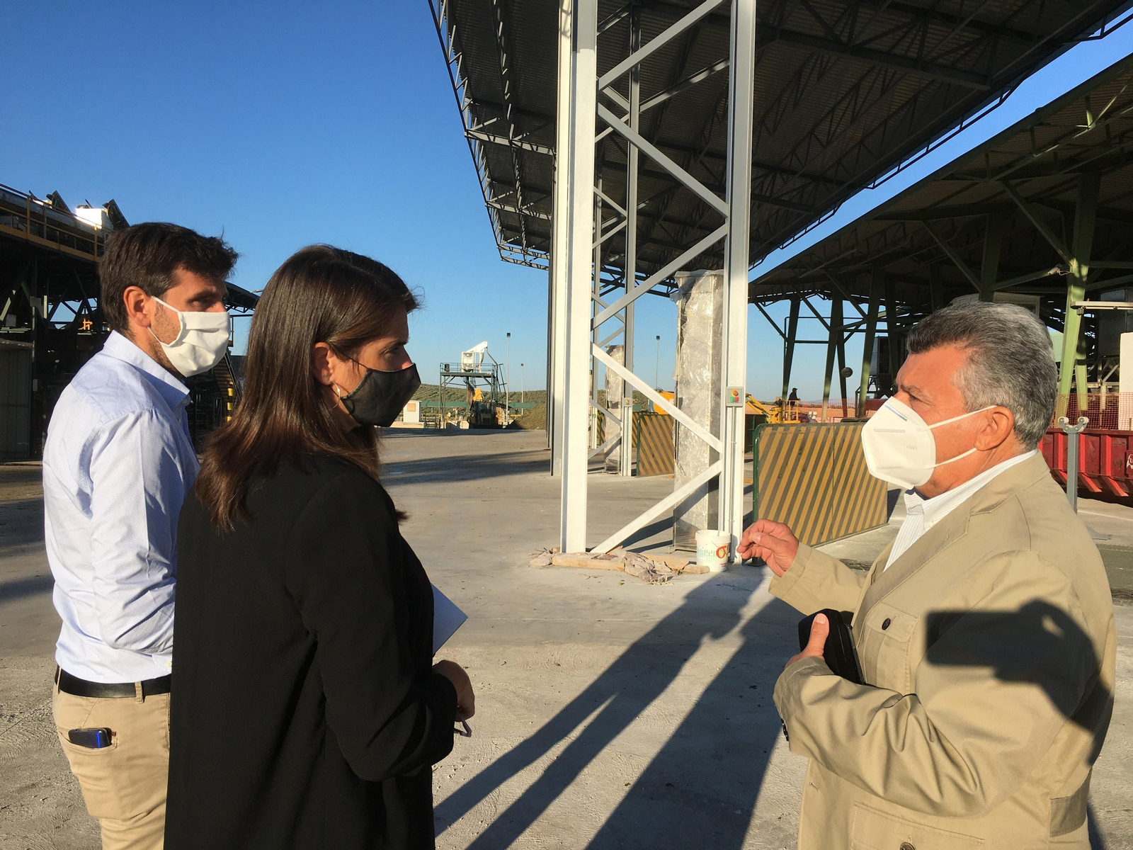 Araceli Cabello en la visita a las instalaciones de la Cooperativa Olivarera Pontanense
