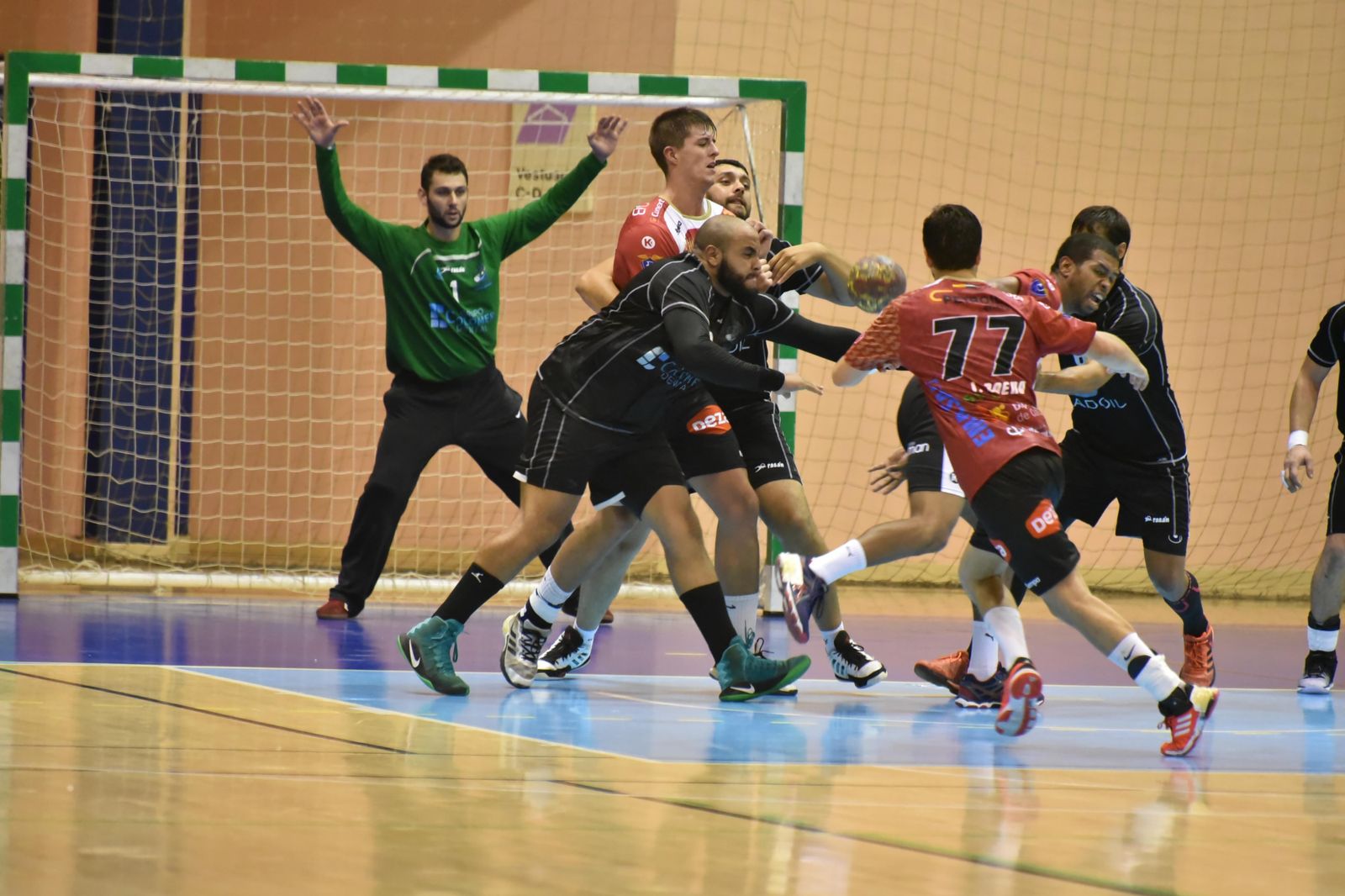 La defensa algecireña se emplea a fondo con Suffian al frente.
